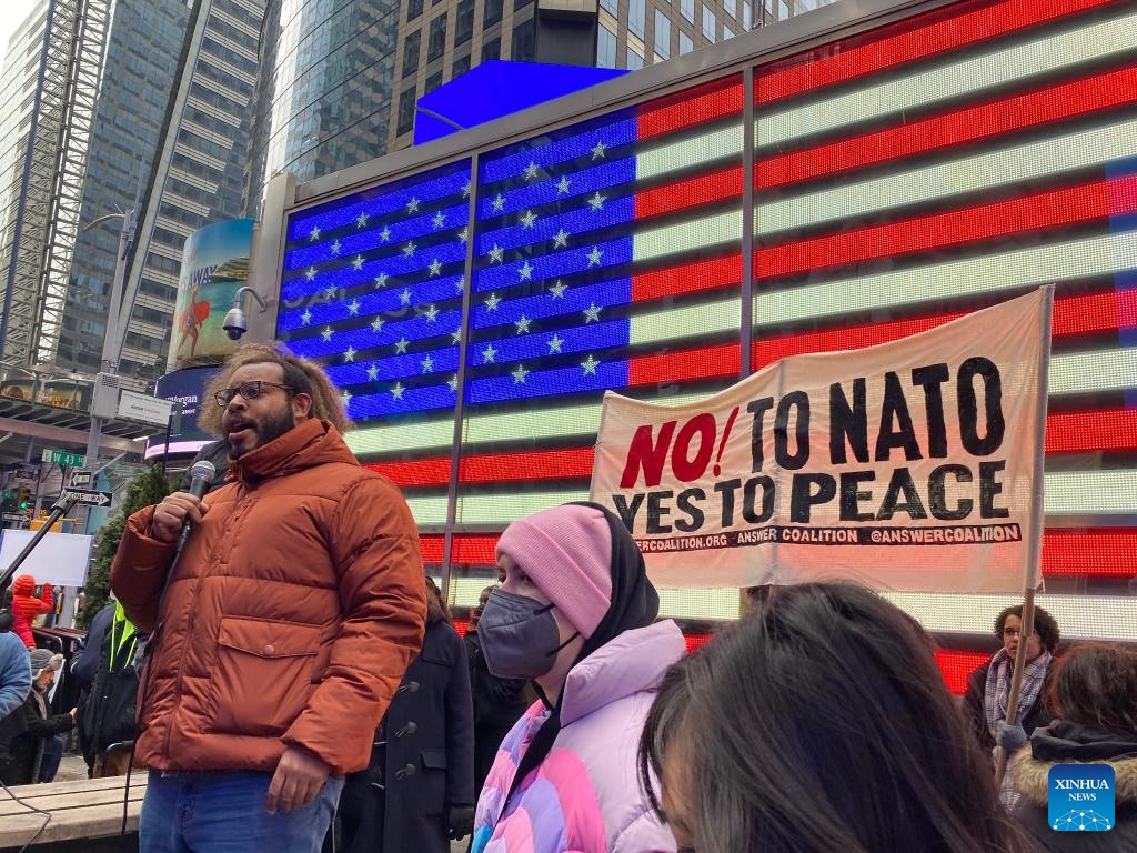 Một người đàn ông phát biểu trong một cuộc biểu tình tại Quảng trường Thời đại ở New York, Mỹ, ngày 14.1.2023. Ảnh: Tân Hoa Xã