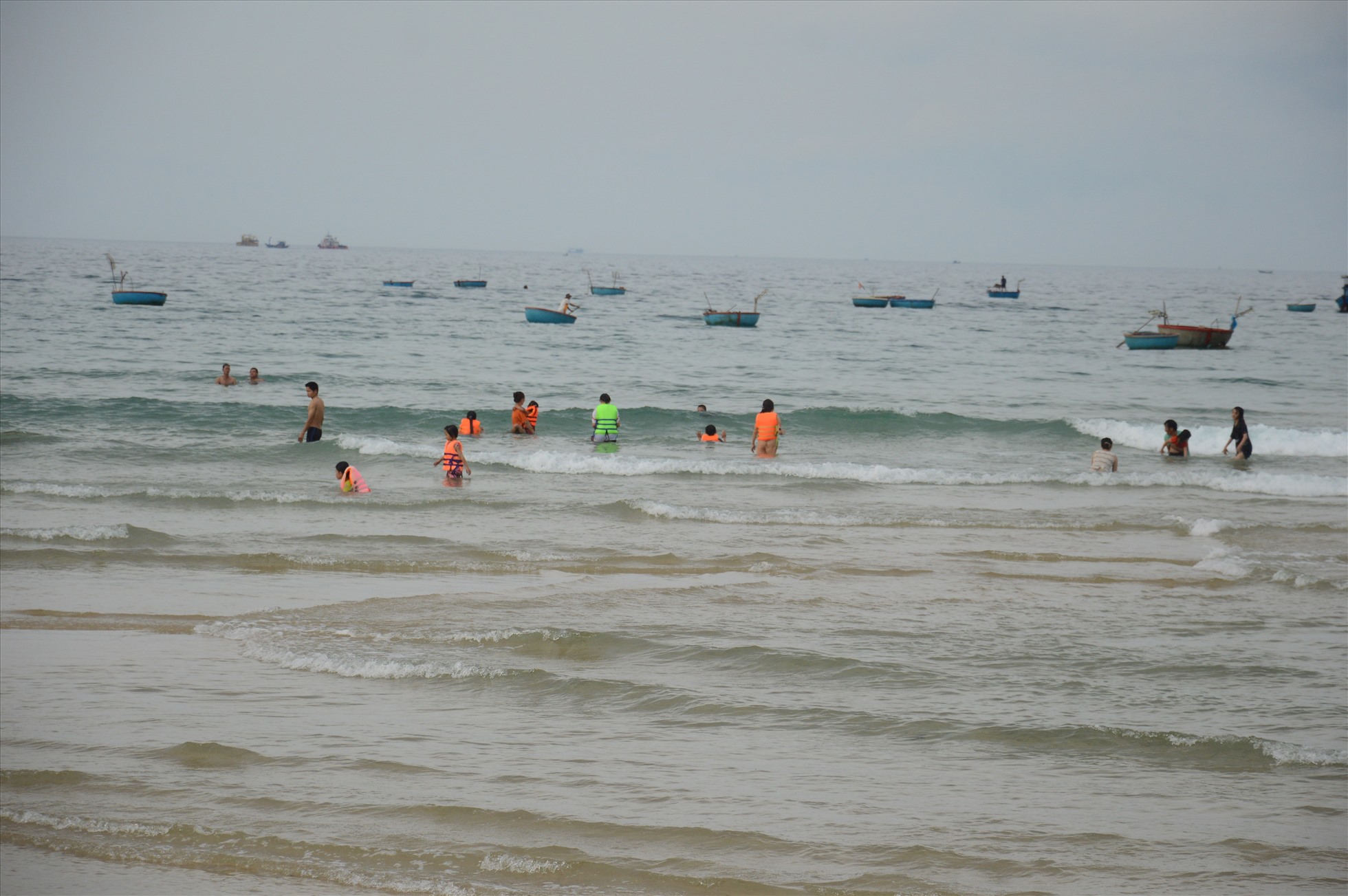 Vịnh Việt Thanh ngoài là nơi khai thác hải sản của người dân, còn là nơi du khách đến tham quan, tắm biển. Ảnh: Ngọc Viên