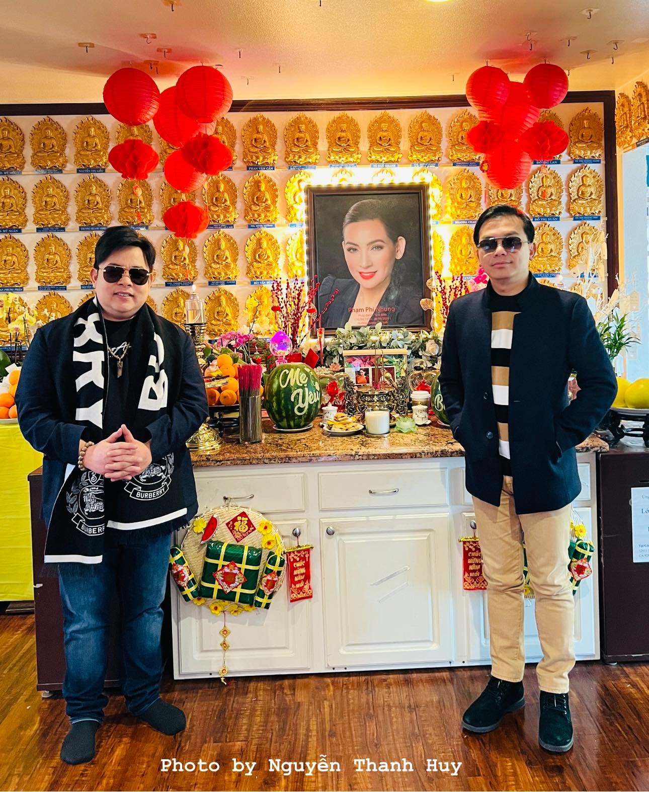 Mạnh Quỳnh và Quang Lê tới thăm mộ Phi Nhung. Ảnh: Facebook nhân vật