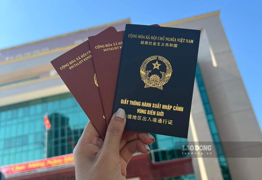 Hiện có nhiều dịch vụ như nhận làm giấy thông hành, nhận quét mã QR wechat tại cửa khẩu Lào Cai. Ảnh: Văn Đức