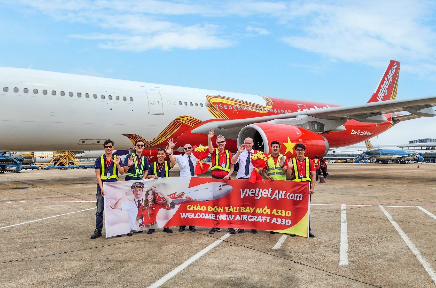 Vietjet hân hoan chào đón thành viên mới A330 thứ 5. Ảnh: Hoàng Phong