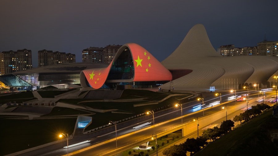 Trung tâm Văn hóa Heydar Aliyev được thắp sáng với hình ảnh quốc kỳ Trung Quốc để ủng hộ các nỗ lực của Trung Quốc trong cuộc chiến chống COVID-19, tại Baku, Azerbaijan, ngày 3.4.2020. Ảnh: Xinhua