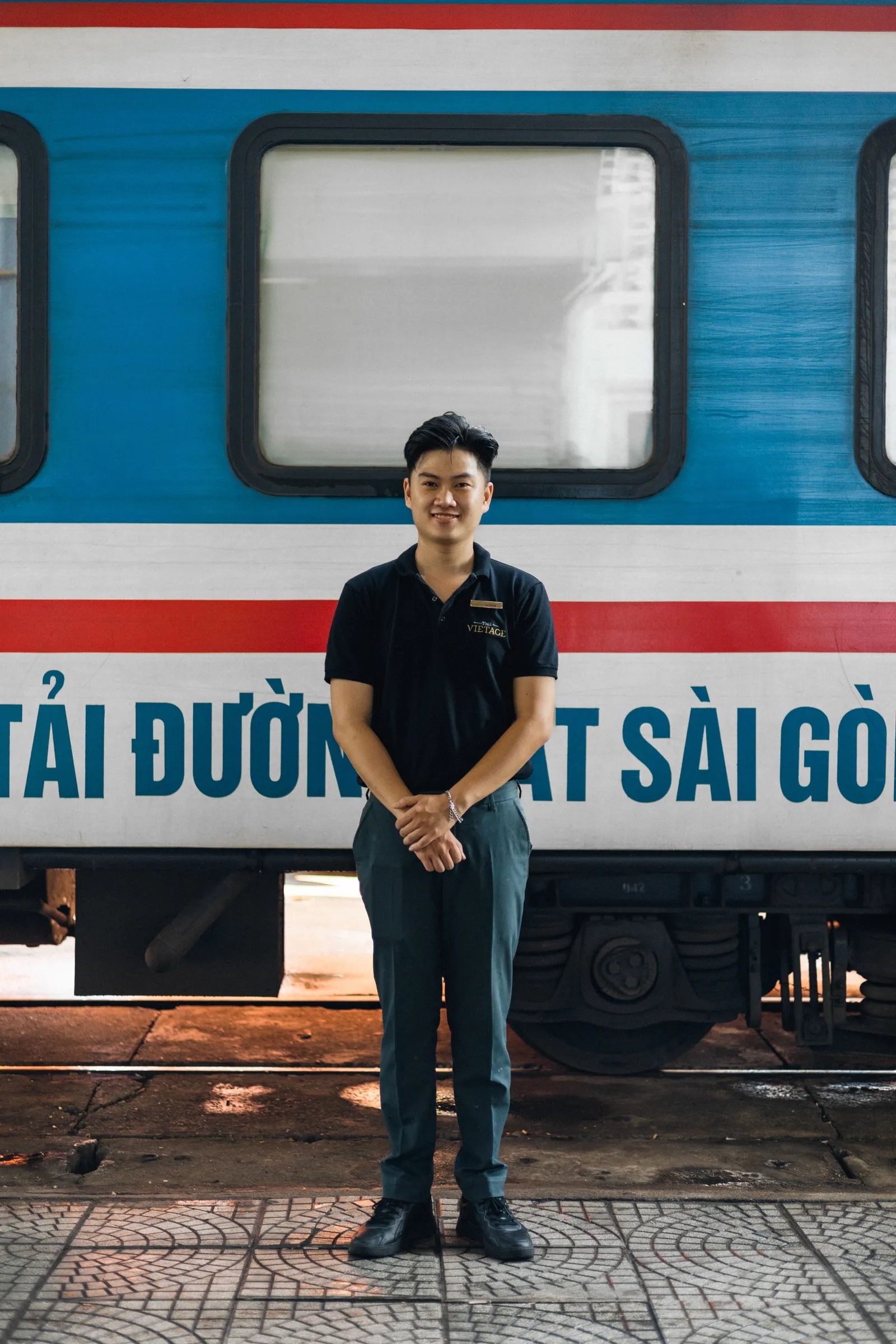 Tiếp viên đón khách lên toa tàu The Vietage tại ga Đà Nẵng. Ảnh: Ben Richards