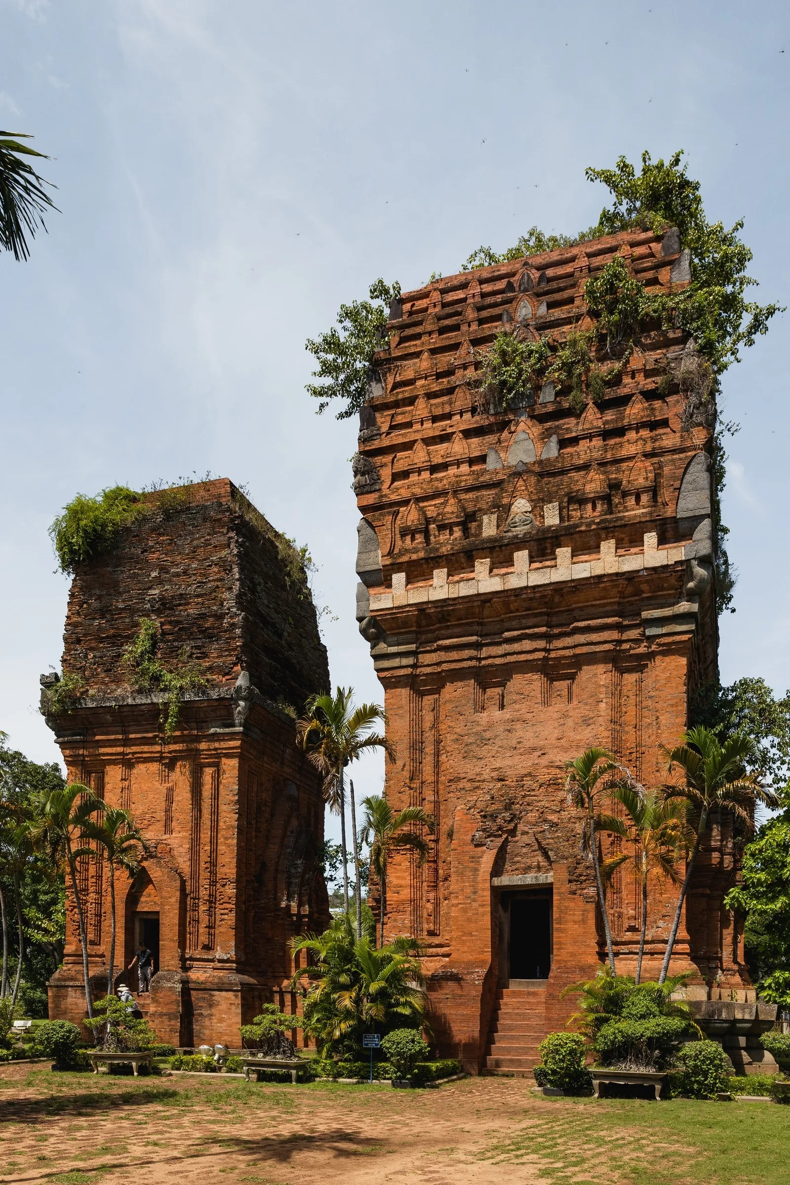 Tháp Chăm (Tháp Đôi) được xây dựng vào cuối thế kỷ 12. Ảnh: Ben Richards