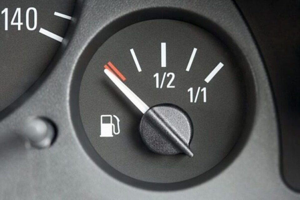Nguyên nhân khiến đồng hồ báo nhiên liệu hoạt động không chính xác bao gồm: không nhận được tín hiệu từ cảm biến, mạch điện bị đứt hoặc hư hỏng và lỗi của đồng hồ đo nhiên liệu hoặc bảng điều khiển. Ảnh: Vũ Chiến