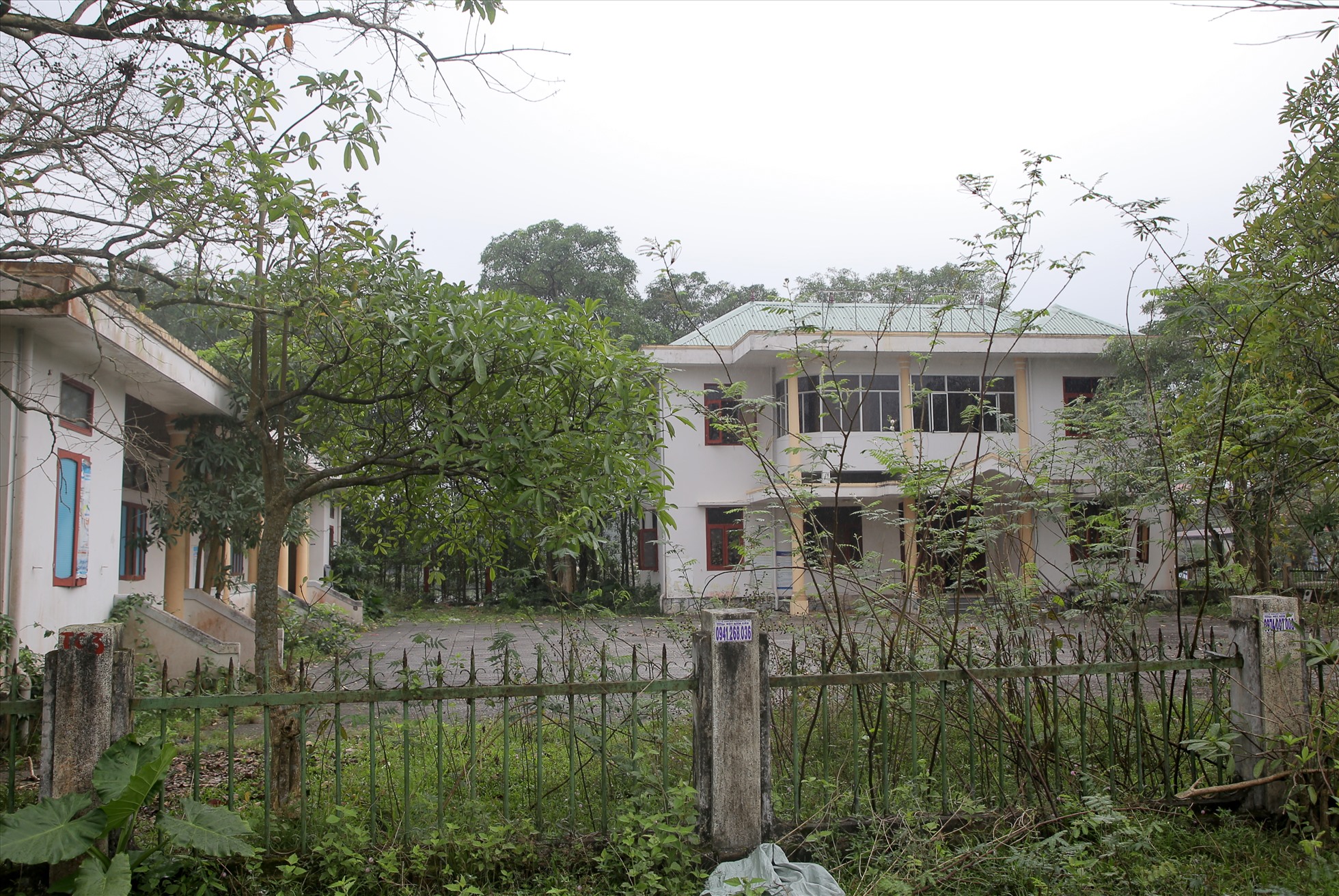 Kế tiếp trụ sở cơ quan Thanh tra – Tư pháp, là Nhà khách UBND huyện Triệu Phong. Nơi này cửa ngõ mở toang, nhưng cũng không bóng người.