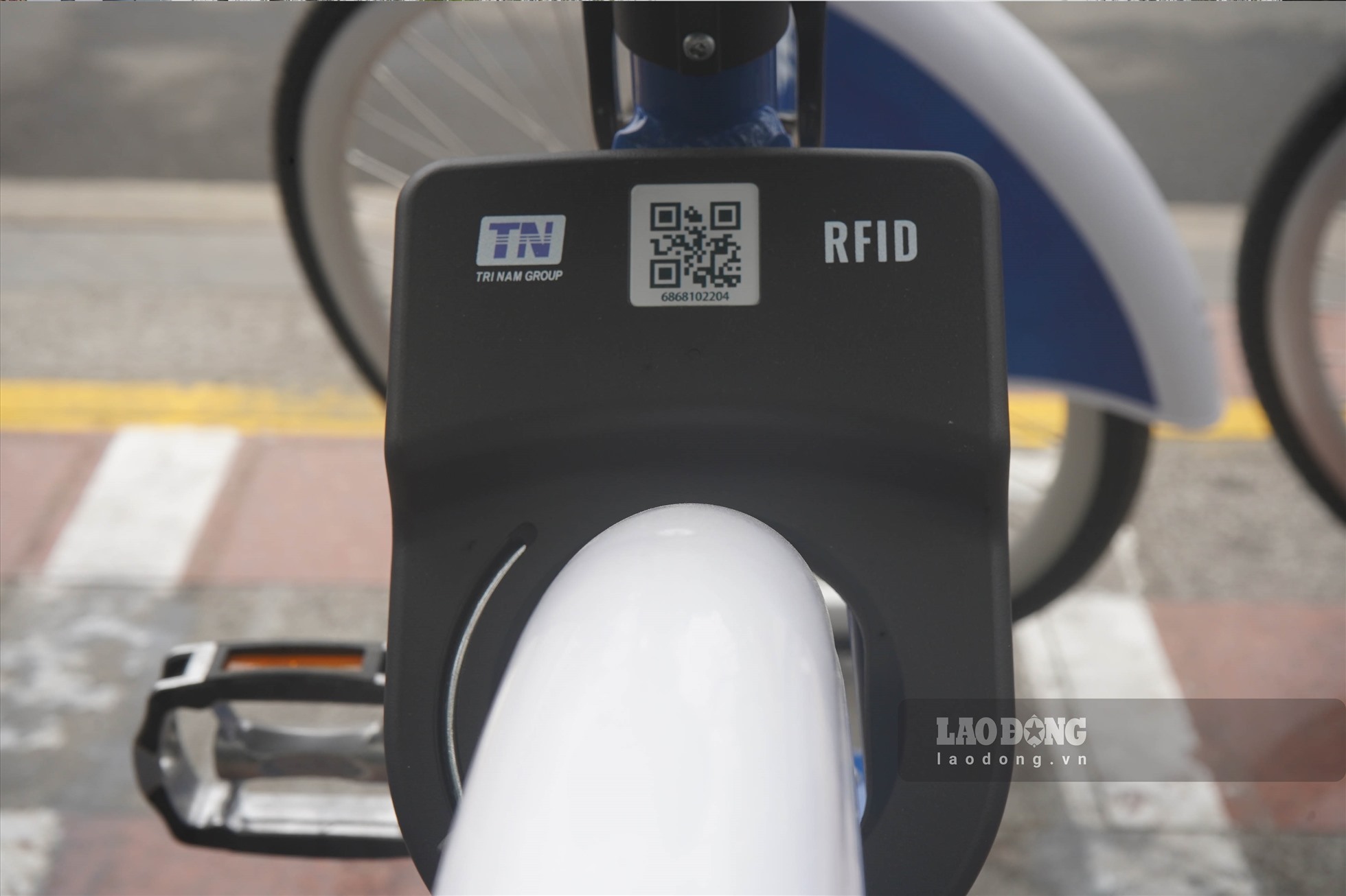 Mỗi xe đạp đều gắp ID định danh, có khóa thông minh và định vị. Thông qua phần mềm, nhân viên có thể biết được lộ trình di chuyển của xe.