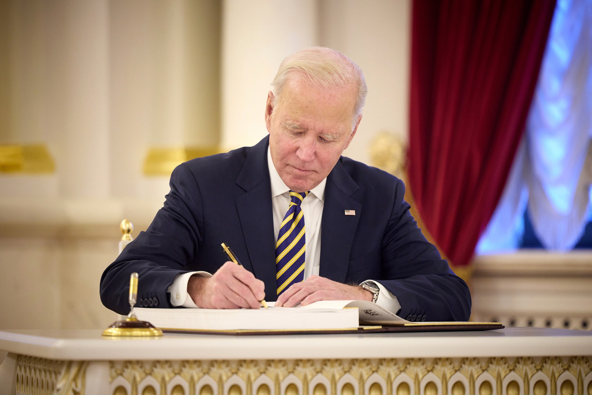 Tổng thống Joe Biden ghi sổ lưu niệm trong cuộc gặp với Tổng thống Ukraina Volodymyr Zelensky tại dinh tổng thống Ukraina, ngày 20.2.2023. Ảnh: Văn phòng Tổng thống Ukraina