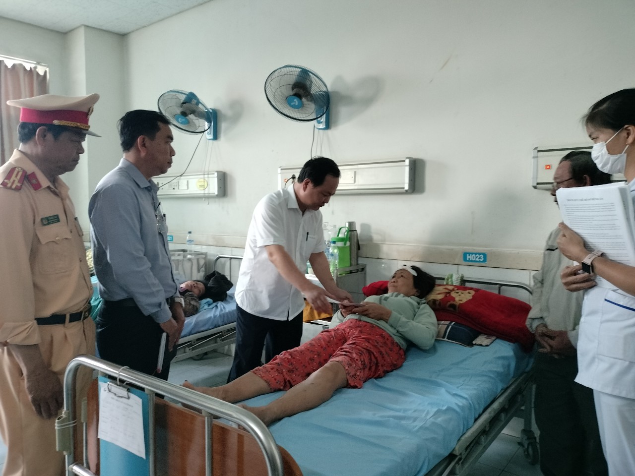 Các nạn nhân cấp cứu tại Bệnh viện Quảng Nam. Ảnh Nguyễn Hoàng