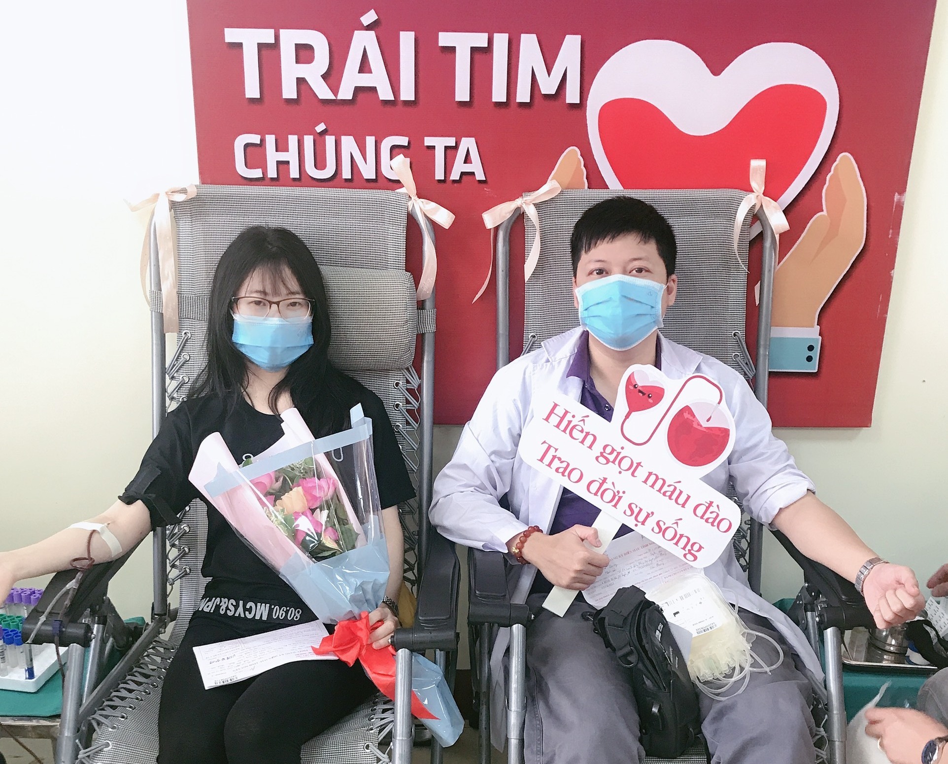 Anh Nguyễn Hữu Quang (bên phải) trong một lần hiến máu tình nguyện. Ảnh: NVCC