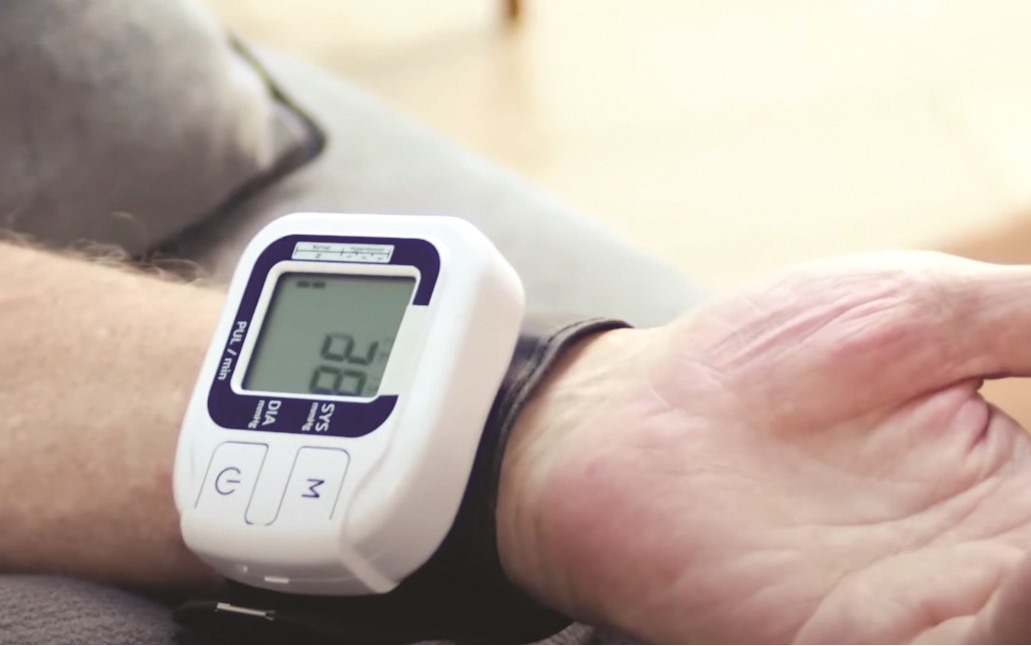 Bệnh nhân đo huyết áp thường xuyên để kiểm tra tình trạng sức khoẻ. Ảnh: Nguyễn Ly