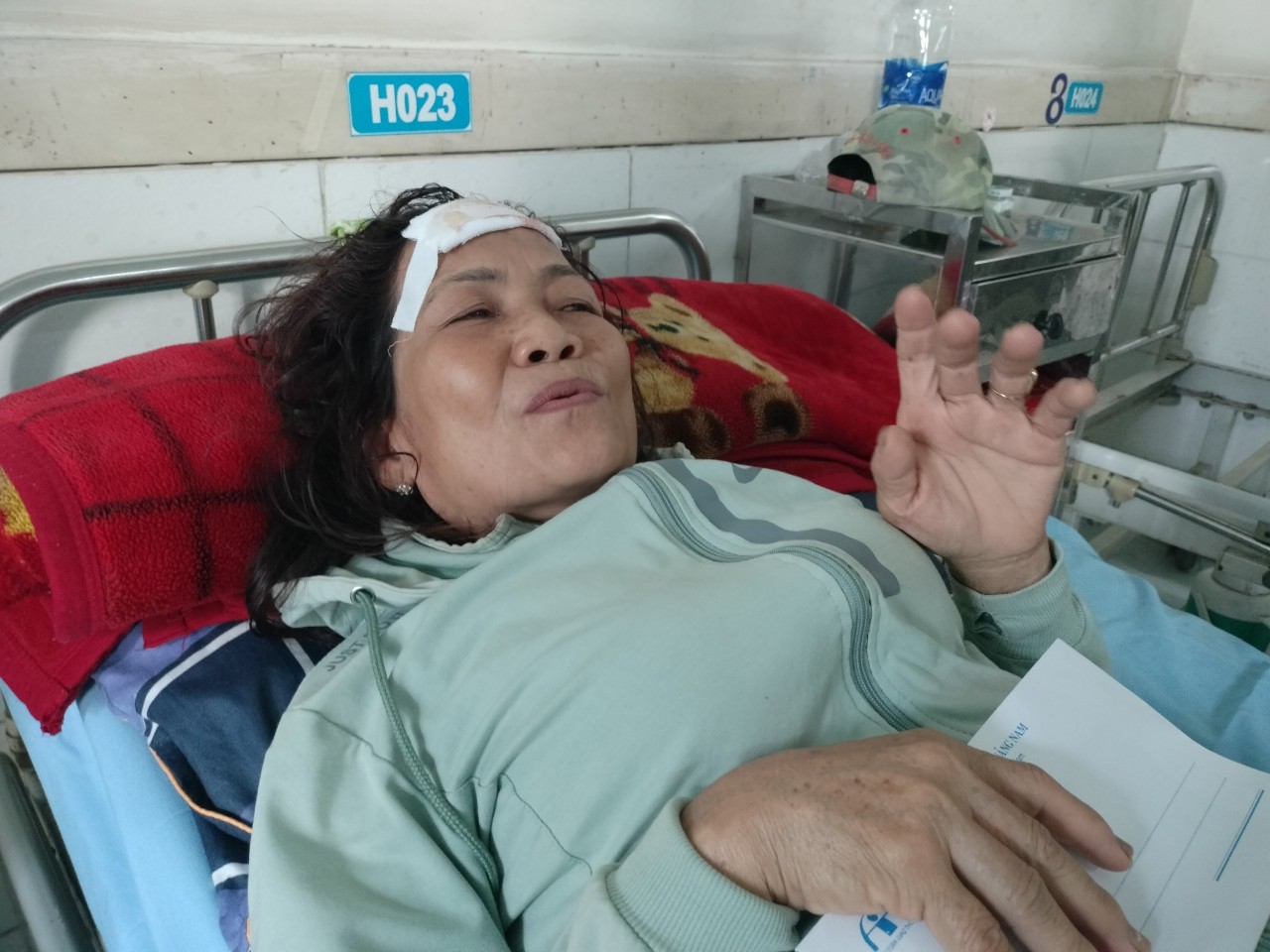 Bà Nguyễn Thị Thảo, (Núi Thành, Quảng Nam) là thợ bốc dỡ gạch bị thương khi vụ tai nạn xảy ra. Ảnh: Trần Vương
