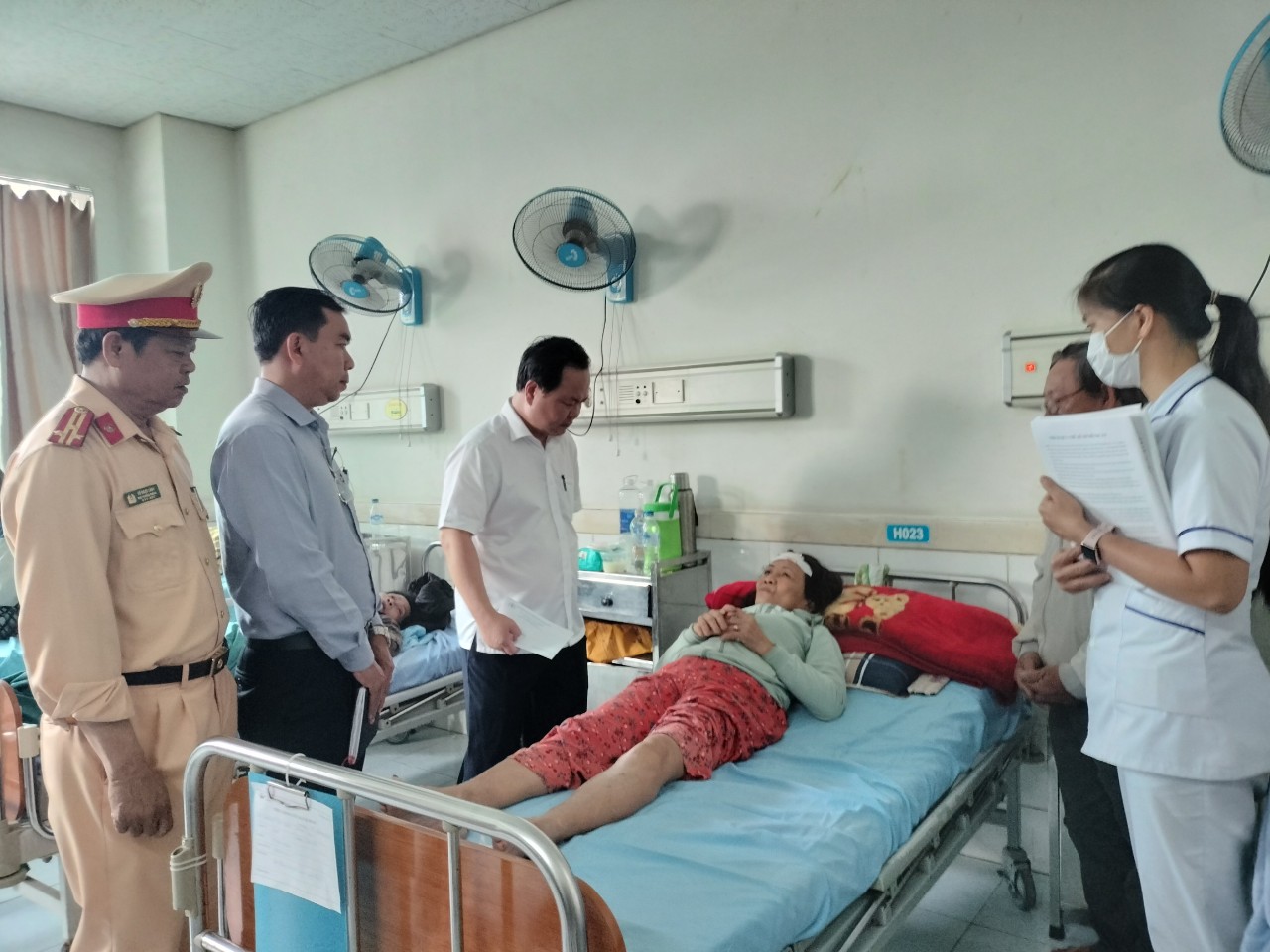 Lãnh đạo tỉnh Quảng Nam thăm nạn nhân vụ tai nạn giao thông tại Bệnh viện Đa khoa Trung ương Quảng Nam. Ảnh: Trần Vương