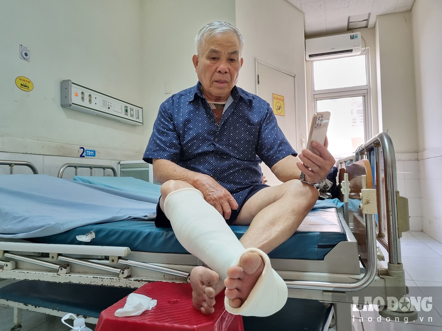 Ông Nguyễn Văn Quang, hành khách trên chuyến xe gặp tai nạn bàng hoàng kể lại giây phút xe khách tông vào xe chở gạch. Ảnh: Ngọc Viên