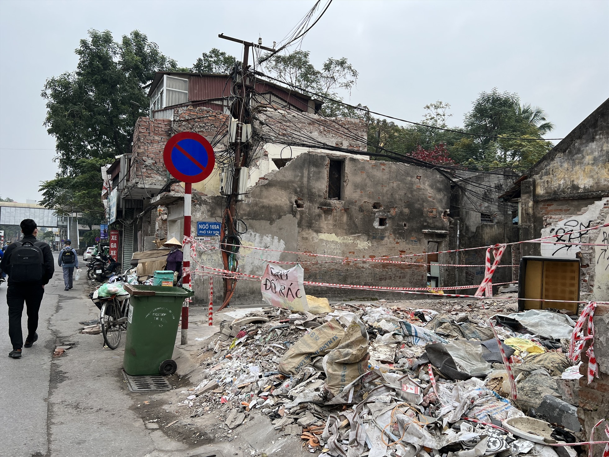 Nhiều nhà tại phố Tây Sơn giáp với nút giao Chùa Bộc - Thái Hà đang tiến hành việc phá dỡ để thực hiện dự án. Ảnh: Nguyễn Thúy
