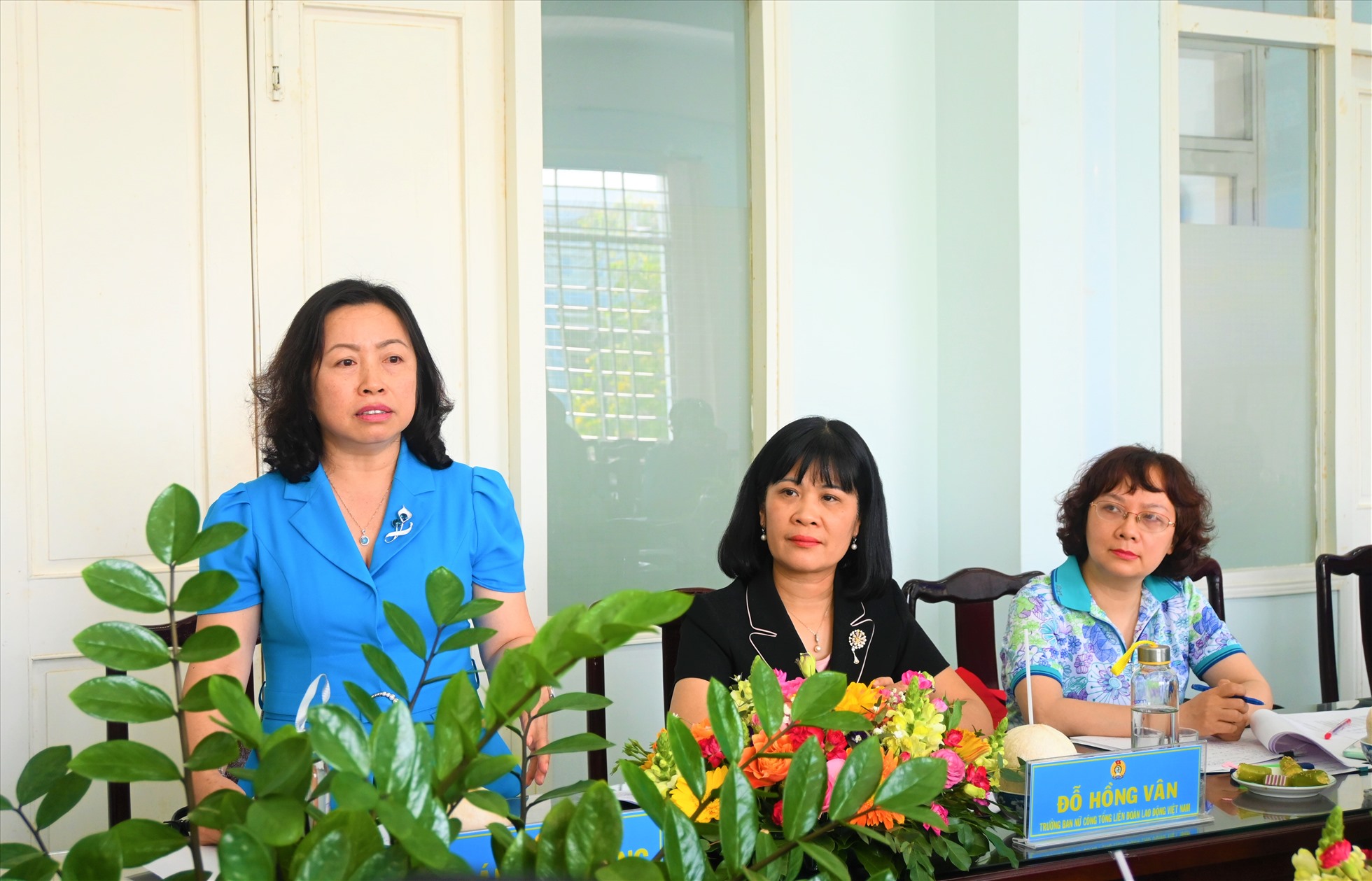 Phó Chủ tịch Tổng LĐLĐ Việt Nam Thái Thu Xương (đứng bên trái) phát biểu tại buổi làm việc với Ban Thường vụ LĐLĐ tỉnh Bến Tre. Ảnh: Thành Nhân