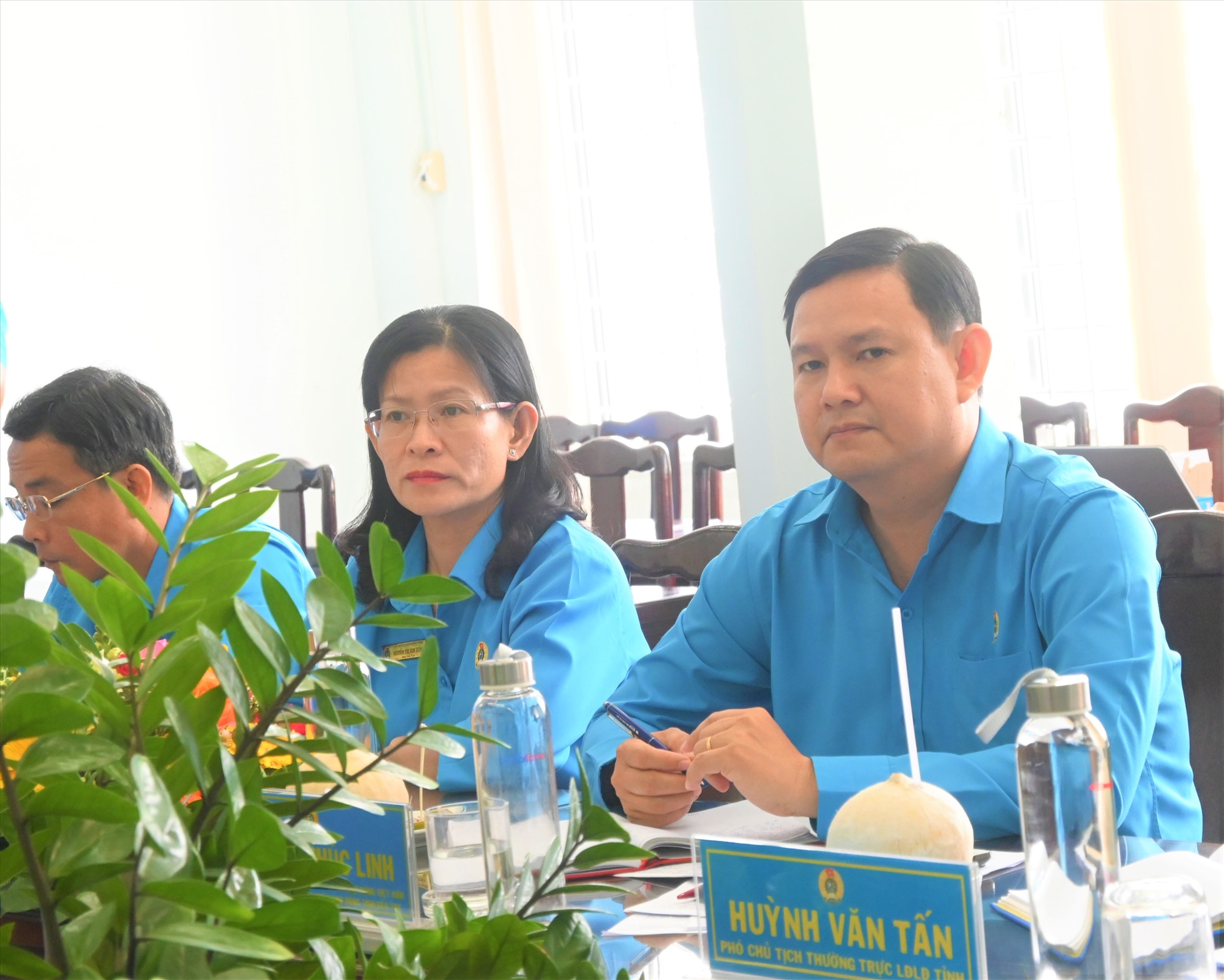 Lãnh đạo LĐLĐ tỉnh Bến Tre làm việc với Đoàn công tác của Tổng LĐLĐ Việt Nam. Ảnh: Thành Nhân
