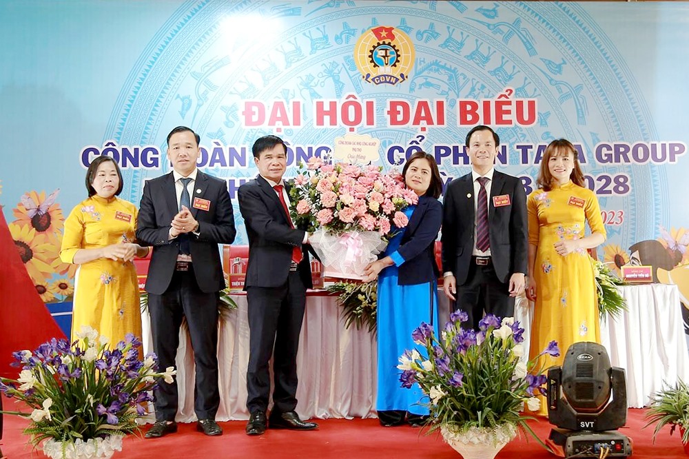 Lãnh đạo Công đoàn các Khu công nghiệp tỉnh Phú Thọ tặng hoa chúc mừng đại hội. Ảnh: Phạm Hữu Vũ