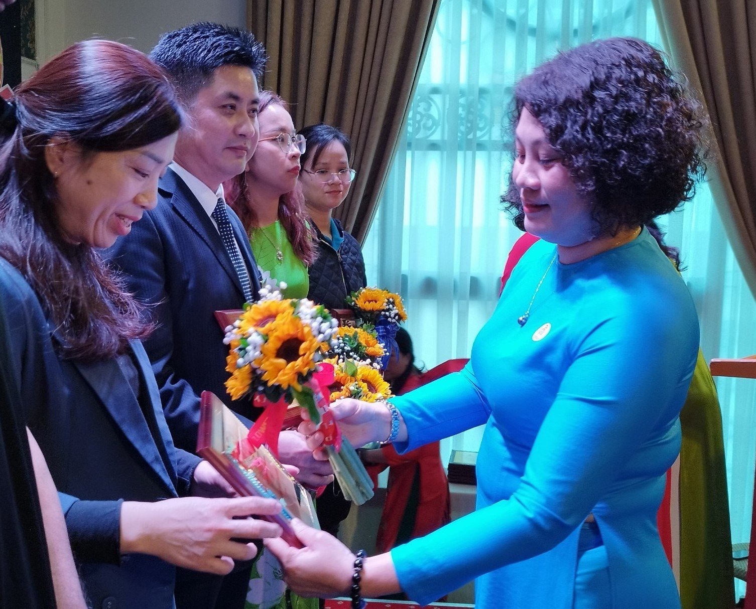 Bà Ngô Thị Thanh Hoà, Chủ tịch LĐLĐ tỉnh Hải Dương trao Kỷ niệm chương cho đại diện Doanh nghiệp vì người lao động