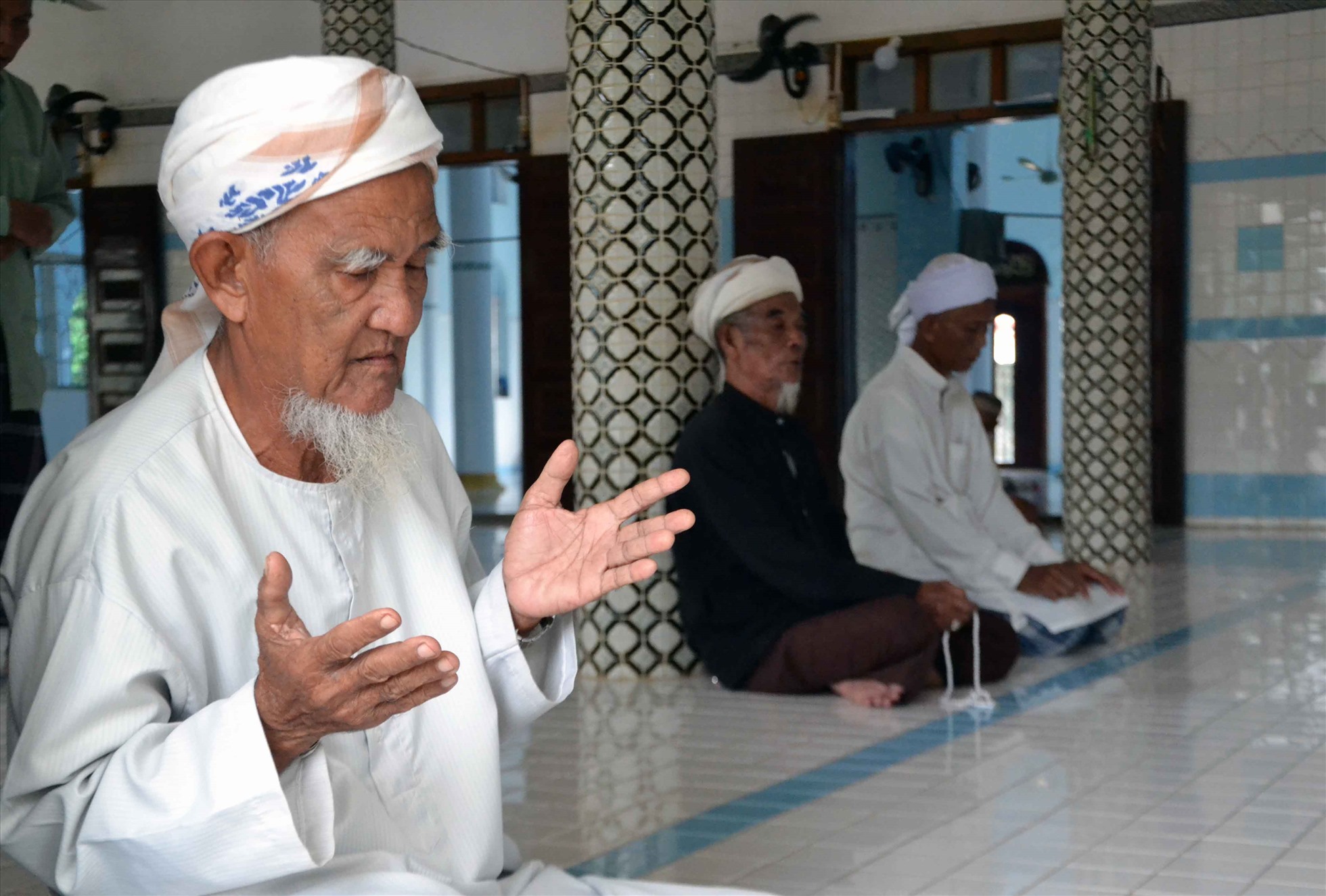 Cầu nguyện tại Thánh đường của người Chăm Islam. Ảnh: Lục Tùng