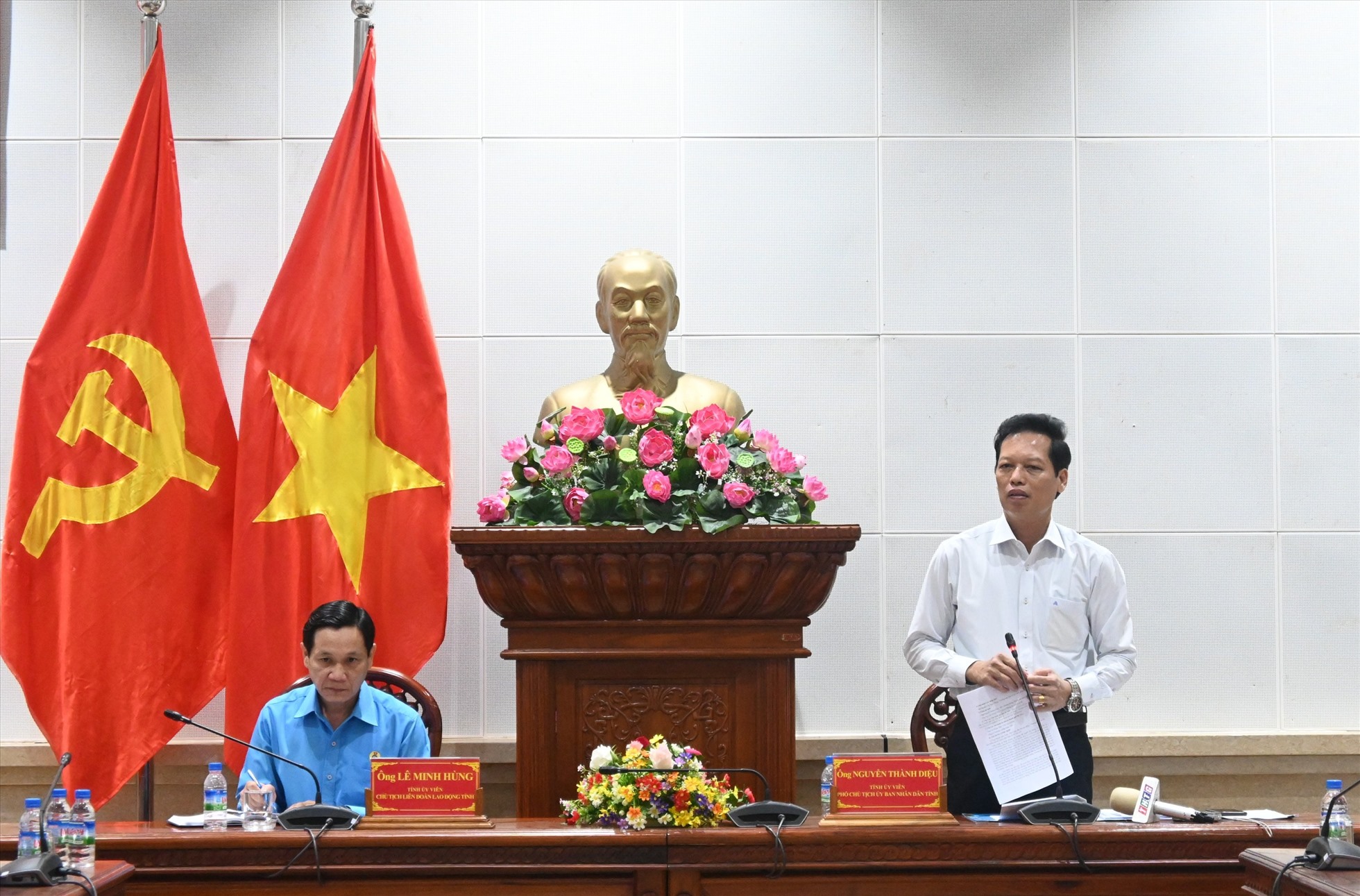 Phó Chủ tịch UBND tỉnh Tiền Giang Nguyễn Thành Diệu (đứng bên phải) phát biểu kết luận tại buổi làm việc. Ảnh: Thành Nhân