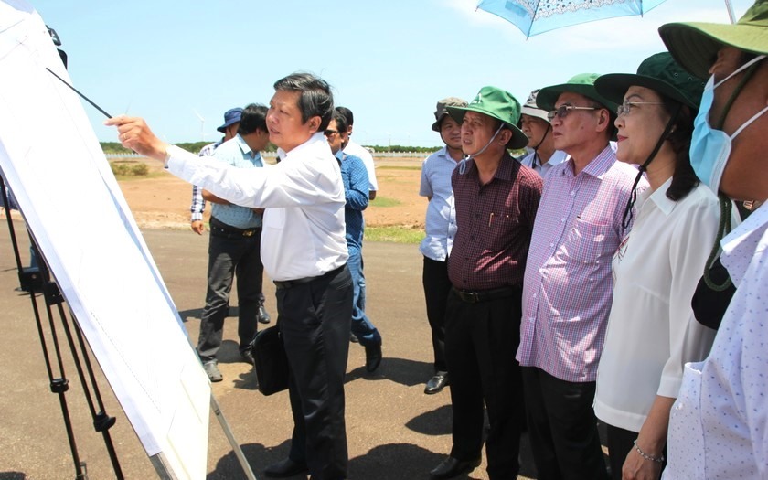 Lãnh đạo tỉnh Bạc Liêu kiểm tra thực tế Khu nông nghiệp ừng dụng công nghệ cao phát triển tôm Bạc Liêu. Ảnh: Nhật Hồ
