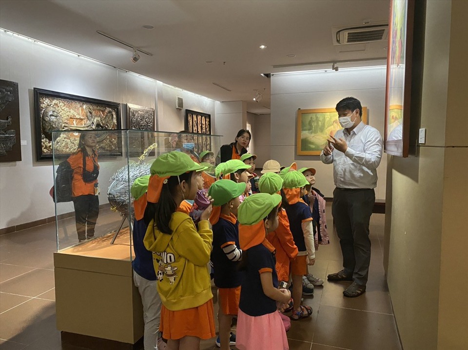 Các bạn nhỏ một trường mầm non trên địa bàn TP Đà Nẵng đến tham quan, trải nghiệm tại Bảo tàng Mỹ thuật Đà Nẵng. Ảnh: Nguyễn Linh