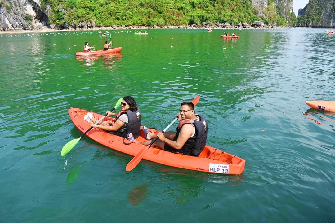 Trải nghiệm trèo thuyền kayak trên biển.