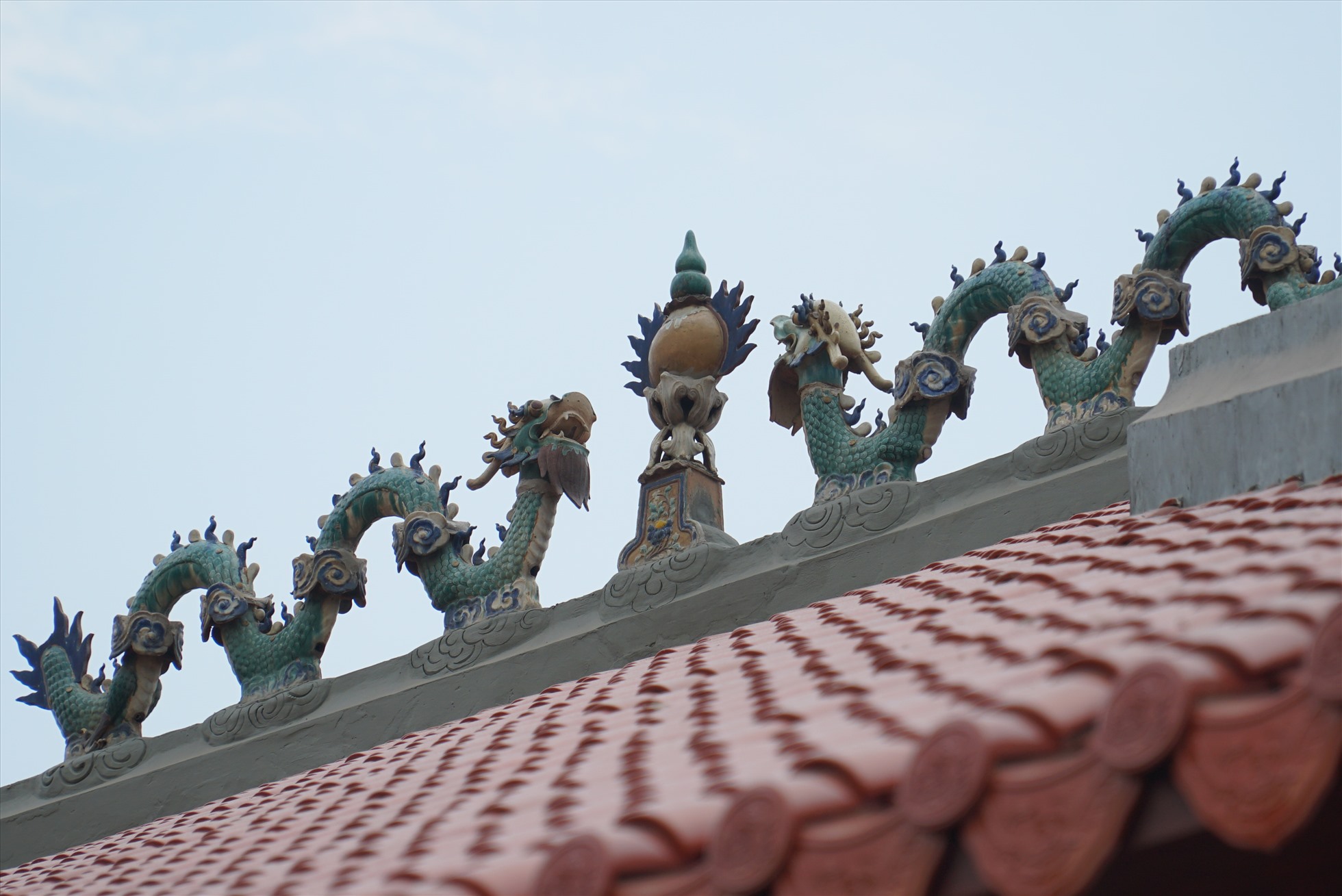 Mái nhà lợp ngói âm dương tráng men mang kiến trúc đình làng truyền thống Nam Bộ. Trên nóc đình có gắn tượng “Lưỡng long tranh châu“.