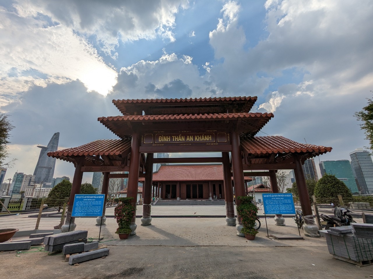 Theo đó, Đình An Khánh được phục dựng với diện tích đình chính 381,43 m2; diện tích khối phụ trợ 200,92 m2; diện tích cây xanh, cảnh quan 684,10 m2.