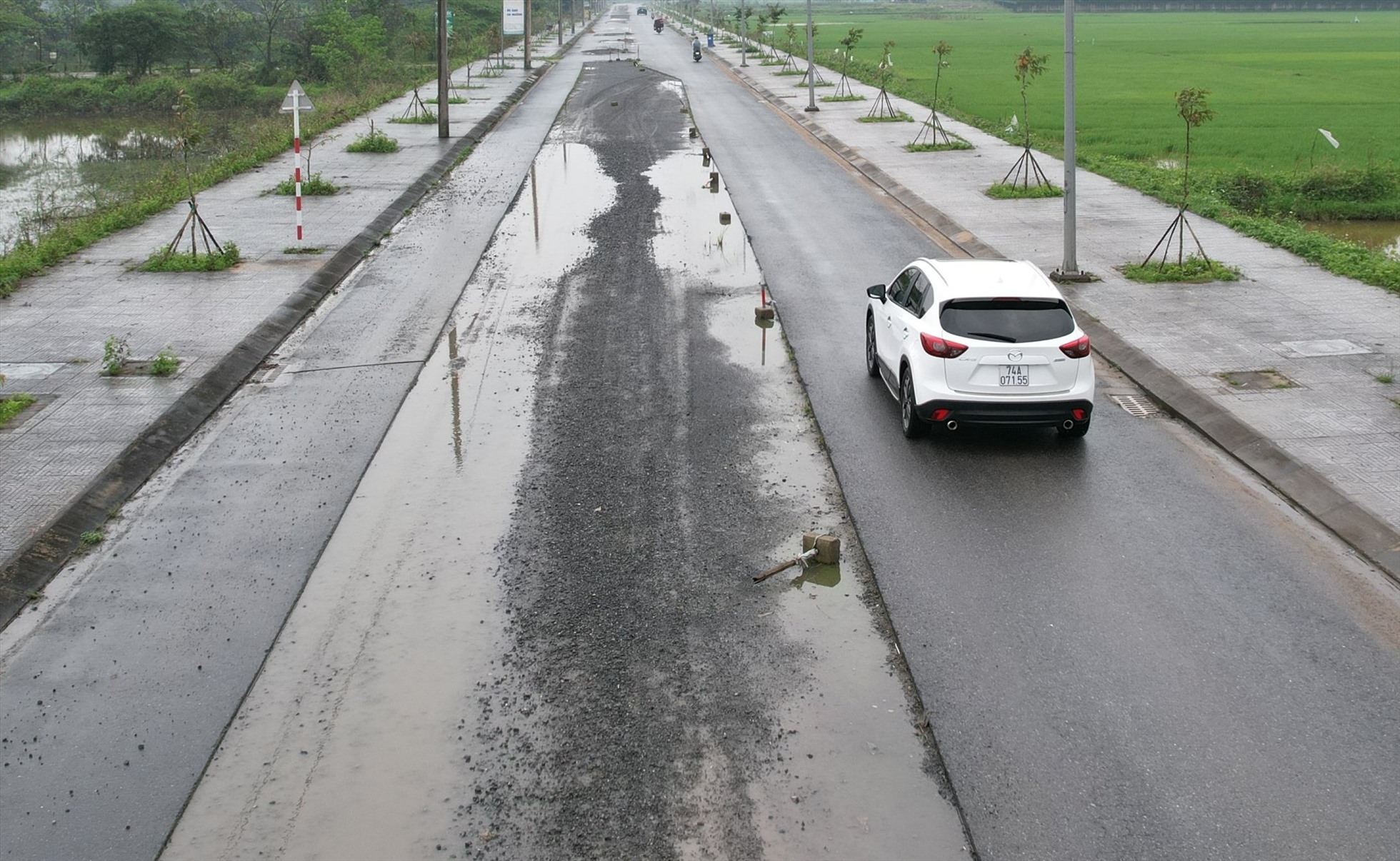 Đoạn đường dài 6,2km, nhưng có 1,6km xuất hiện các điểm hư hỏng. Có nơi, đường bị hỏng 1 làn, và bị bốc hết lớp nhựa. Trời mưa, nước ứ động trên mặt đường.
