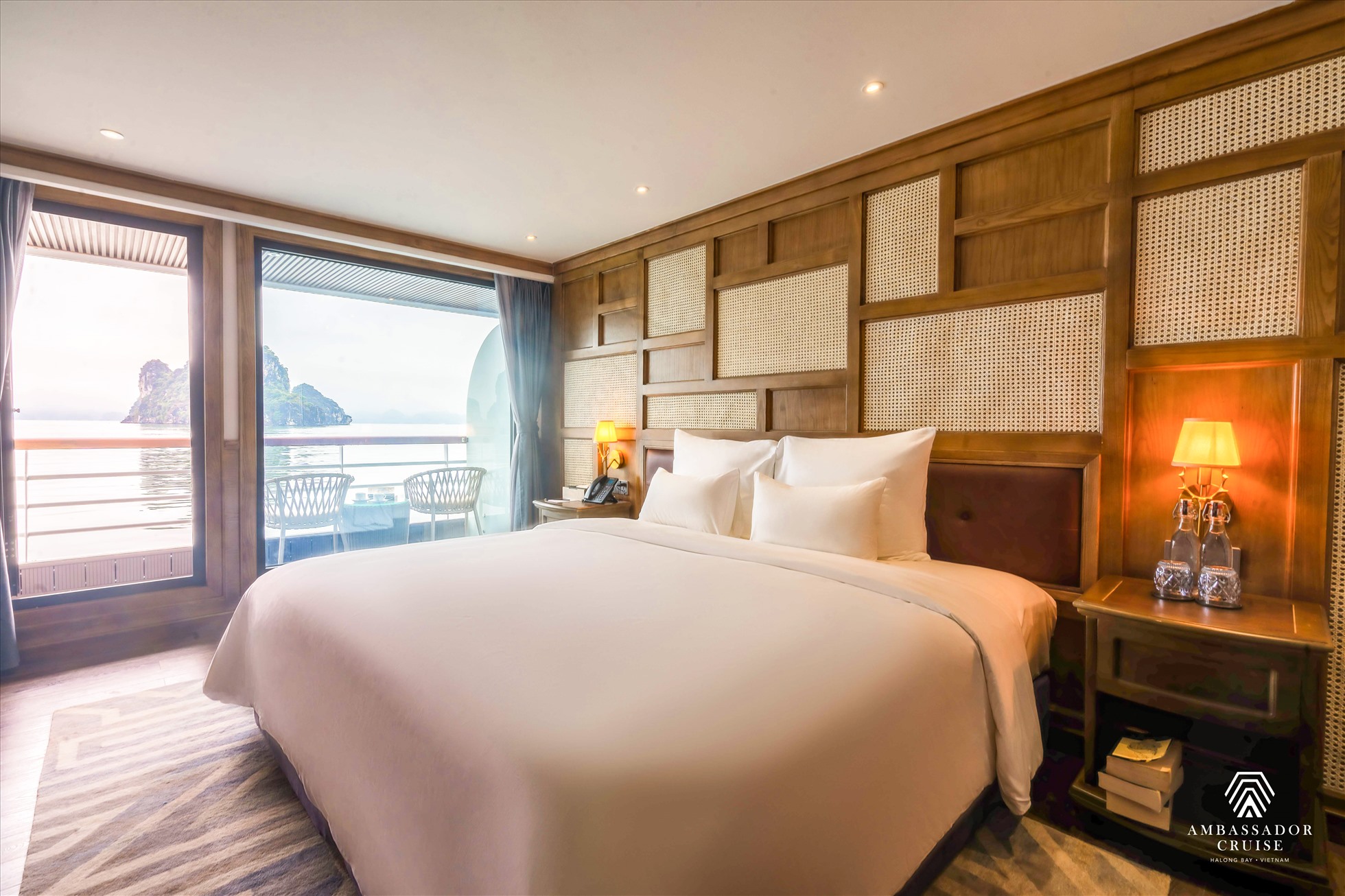 Cabin theo phong cách một phòng nghỉ khách sạn 5 sao tại Ambassador II.