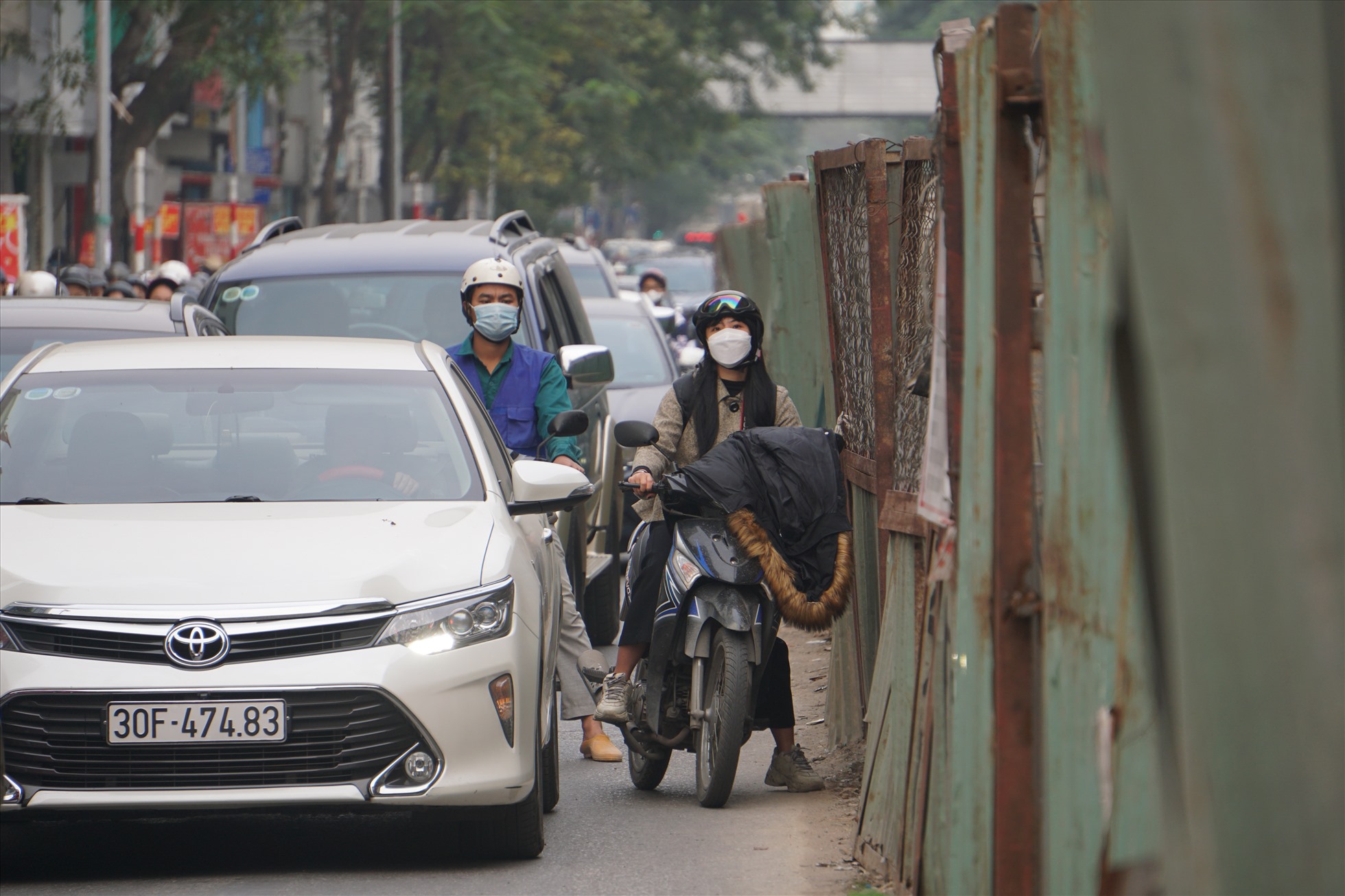 Tình trạng tắc đường tại đây xảy ra như “cơm bữa“, nhiều người dân vất vả khi vừa phải tham gia giao thông trong điều kiện đông đúc và vừa phải né các rào chắn lồi ra đường.
