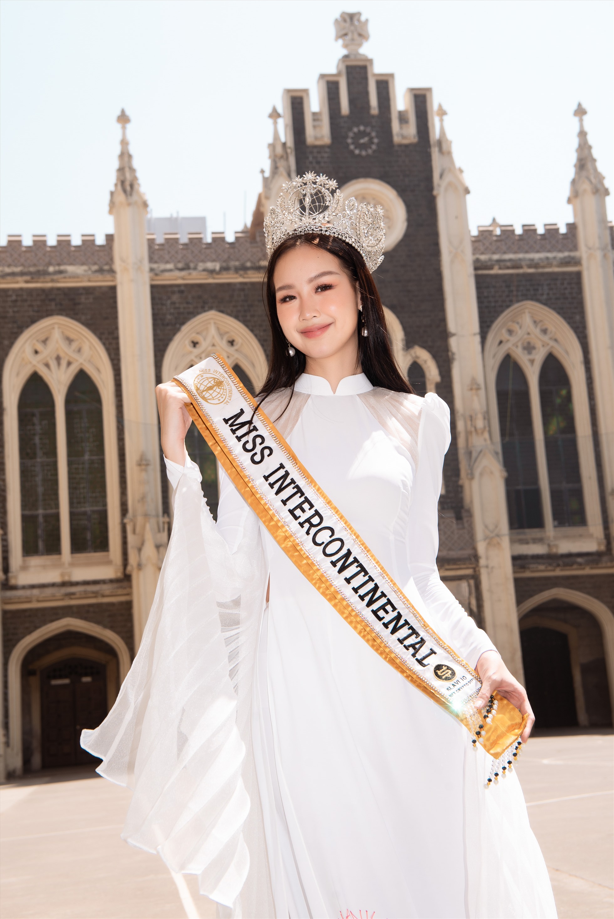 Bảo Ngọc khám phá ngôi trường 150 tuổi ở Ấn Độ.