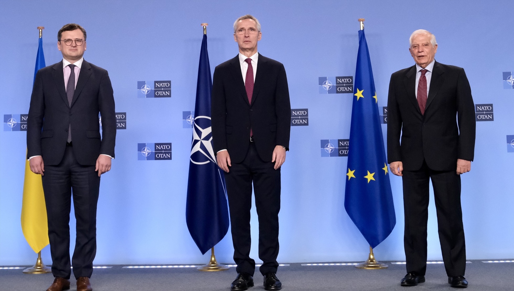 Tổng thư ký NATO Jens Stoltenberg (giữa) gặp Ngoại trưởng Ukraina Dmitri Kuleba (trái) và Cao ủy EU về chính sách an ninh và đối ngoại Josep Borrell (phải) tại trụ sở NATO ở Brussels, Bỉ, ngày 21.2.2023. Ảnh: NATO