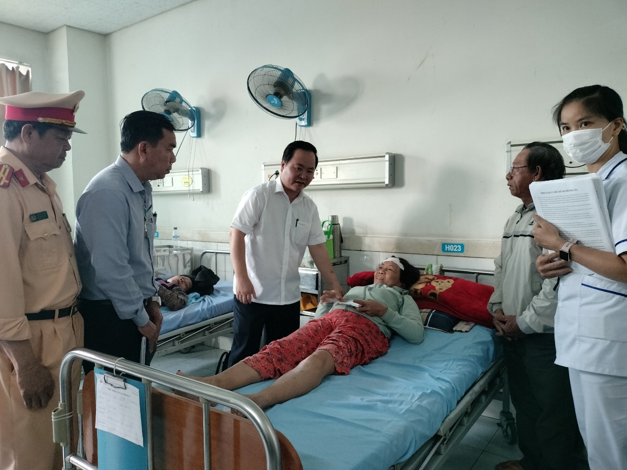 Lãnh đạo tỉnh Quảng Nam thăm hỏi các nạn nhân bị thương sau vụ tai nạn. Ảnh Nguyễn Hoàng.