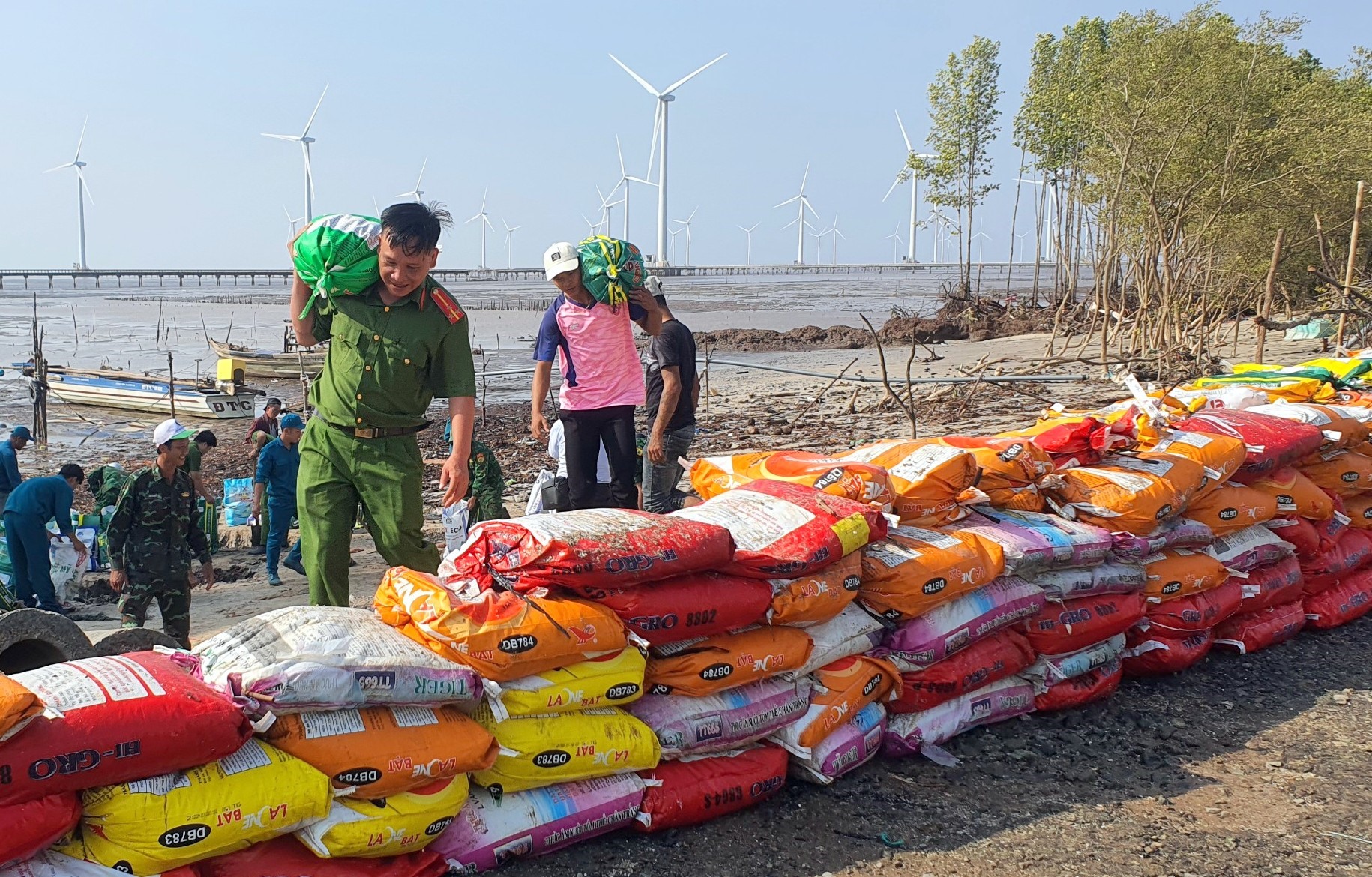 Sạt lở nghiêm trọng đê biển Đông tại tỉnh Bạc Liêu, lực lượng tại chỗ gia cố bằng bao cát để ngăn nước tràn vào nhà dân. Ảnh: Nhật Hồ