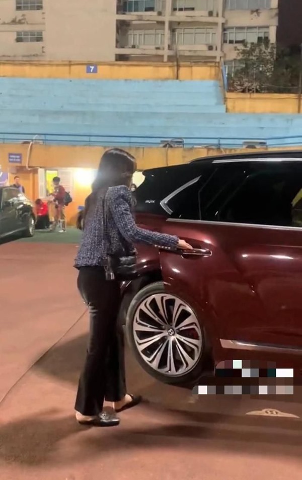 Chồng Hoa hậu Đỗ Mỹ Linh để vợ tự mở cửa xe khiến dân mạng có phản ứng trái chiều. Ảnh cắt từ clip