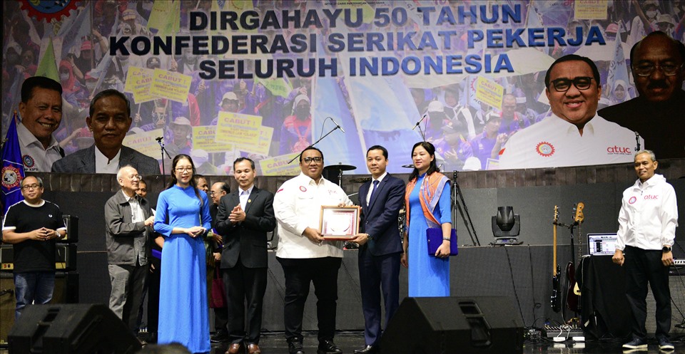 Đoàn đại biểu Công đoàn Việt Nam chúc mừng Chủ tịch Liên hiệp Công đoàn toàn  Indonesia tại Lễ kỷ niệm 50 năm ngày thành lập. Ảnh: Ban Đối ngoại