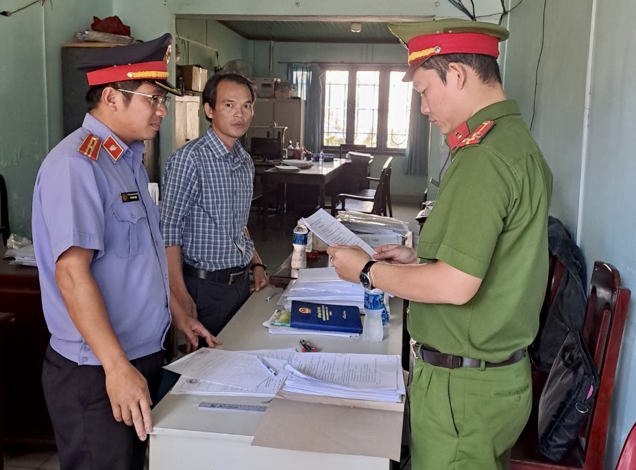 Cơ quan CSĐT Công an huyện Bắc Bình đọc lệnh bắt bị can để tạm giam với sự kiểm sát của đại diện VKSND cùng cấp. Ảnh: Viện kiểm sát