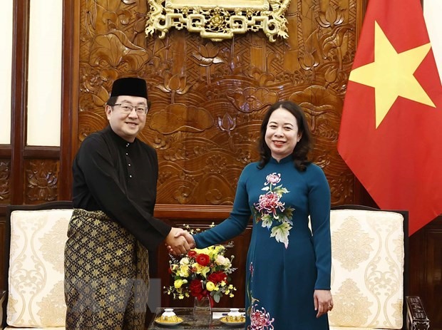Quyền Chủ tịch nước Võ Thị Ánh Xuân và Đại sứ Malaysia Tan Yang Thai. Ảnh: TTXVN