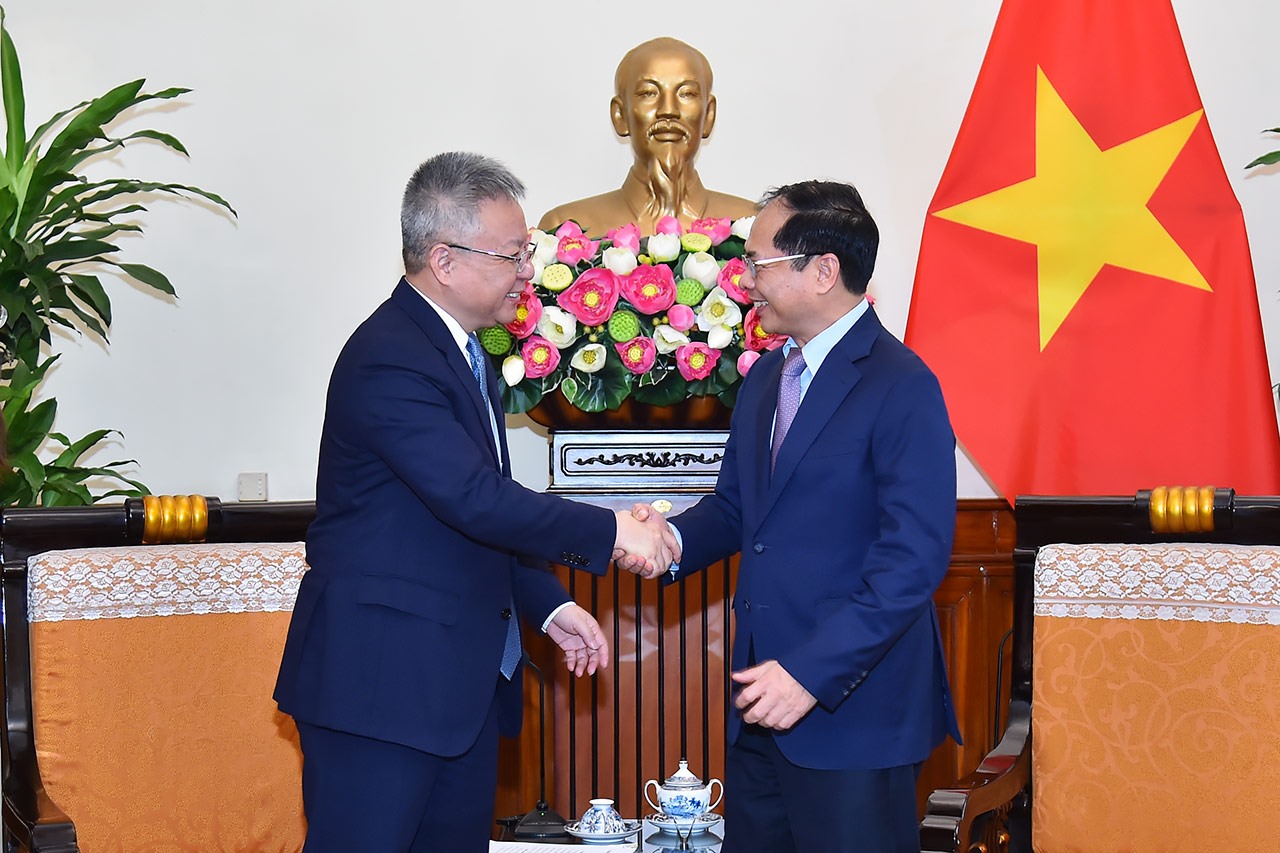 Bí thư Thẩm Hiểu Minh nhấn mạnh, Hải Nam coi trọng hợp tác với các địa phương Việt Nam. Ảnh: Bộ Ngoại giao