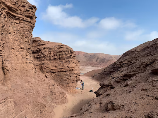 Các nhà khoa học thu thập các mẫu từ đá đỏ ở sa mạc Atacama của Chile. Ảnh: Armando Azua-Bustos