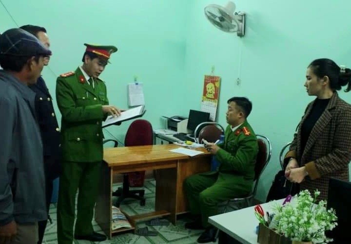 Cơ quan chức năng khám xét nơi làm việc của Nguyễn Thị Kim Oanh. Ảnh: Công an Quảng Bình