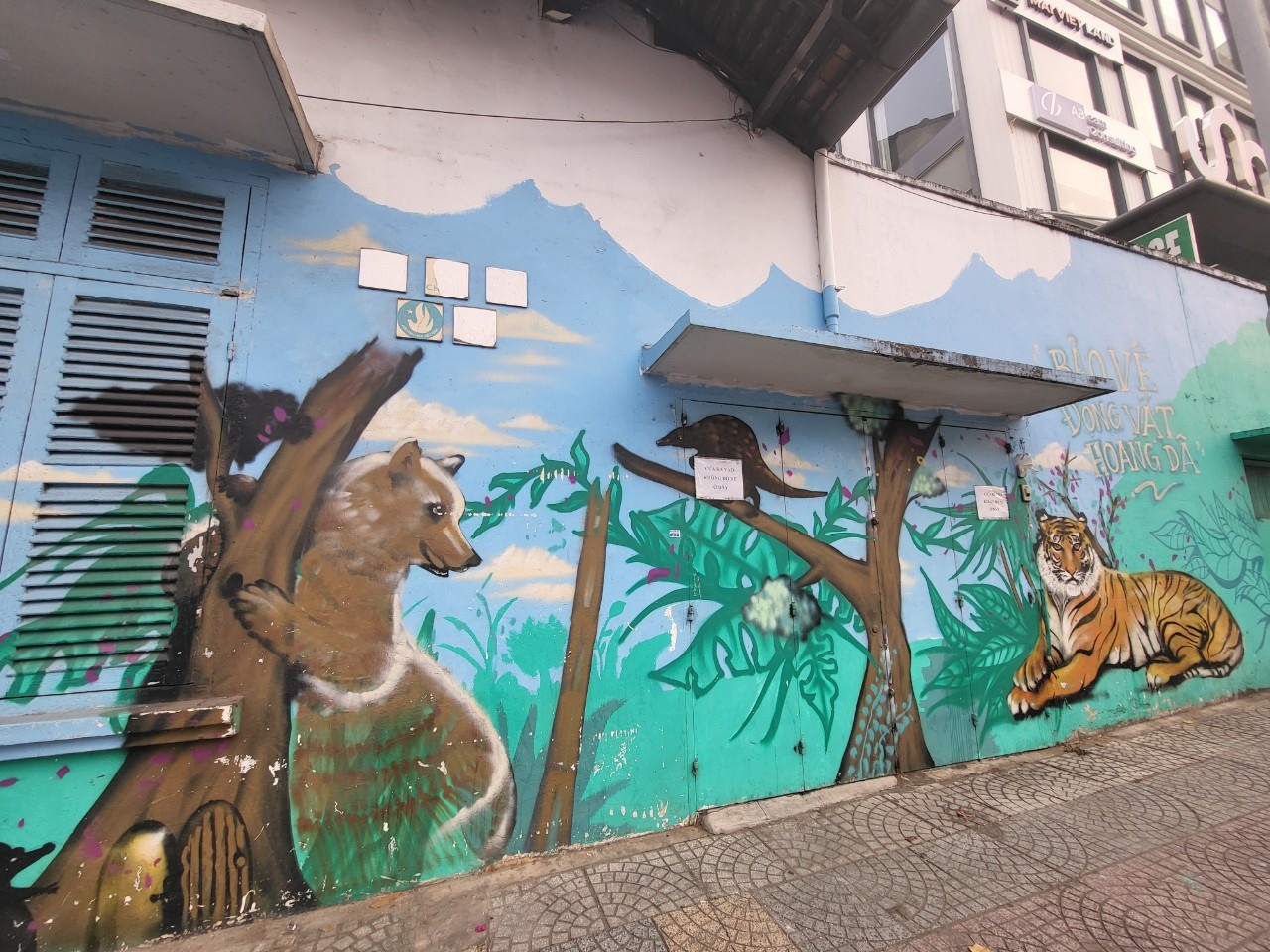 Bức tranh bảo vệ động vật hoang dã trên đường Điện Biên Phủ.