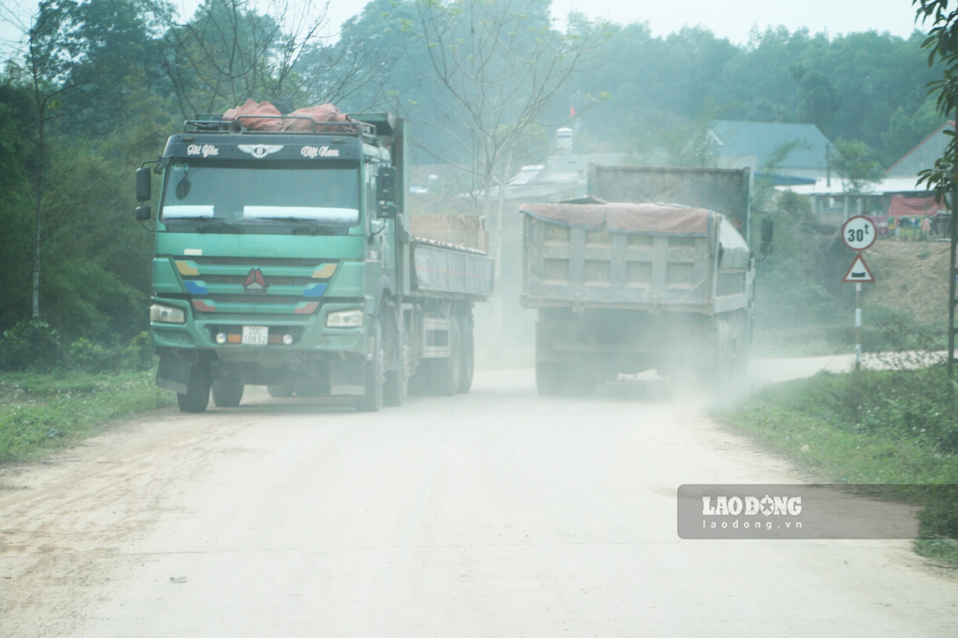 Ghi nhận của PV trong chiều ngày 22.2 tại xóm La Lang và Thậm Thình, từng đoàn xe tải 3 chân, 4 chân (cách gọi khác của những chiếc xe tải nặng 3 đến 4 trục bánh) nối đuôi nhau trên tuyến đường bê tông liên thôn chỉ rộng rừng 4m.