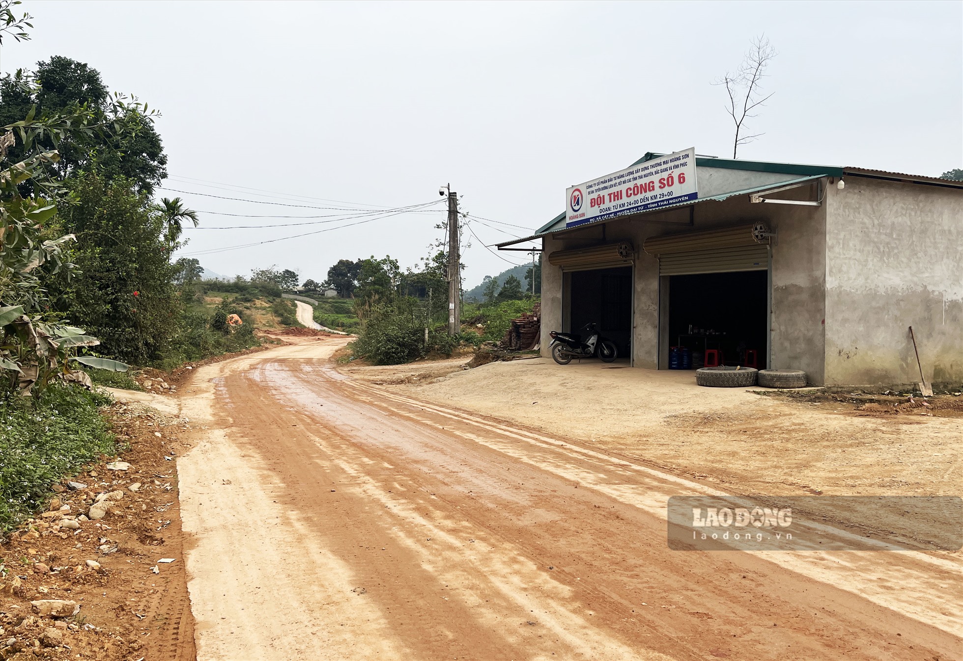 Đường liên kết (đoạn km24 - km29) qua các xóm Thậm Thình, La Lang do Công ty Cổ phần đầu tư năng lượng xây dựng thương mại Hoàng Sơn thi công.
