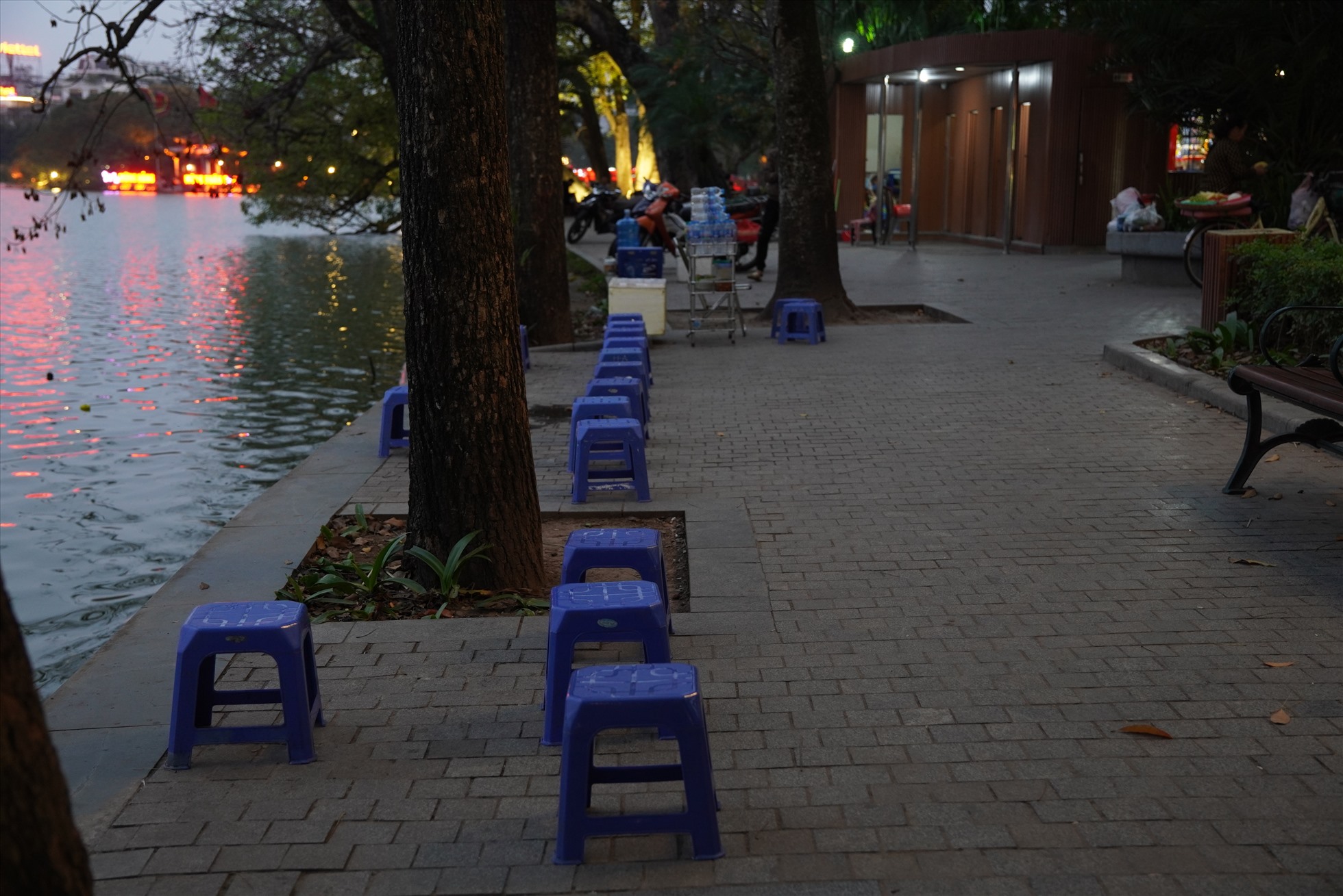 Ghế nhựa được xếp thành hàng dài ở ven hồ Gươm. Ảnh: Hữu Chánh