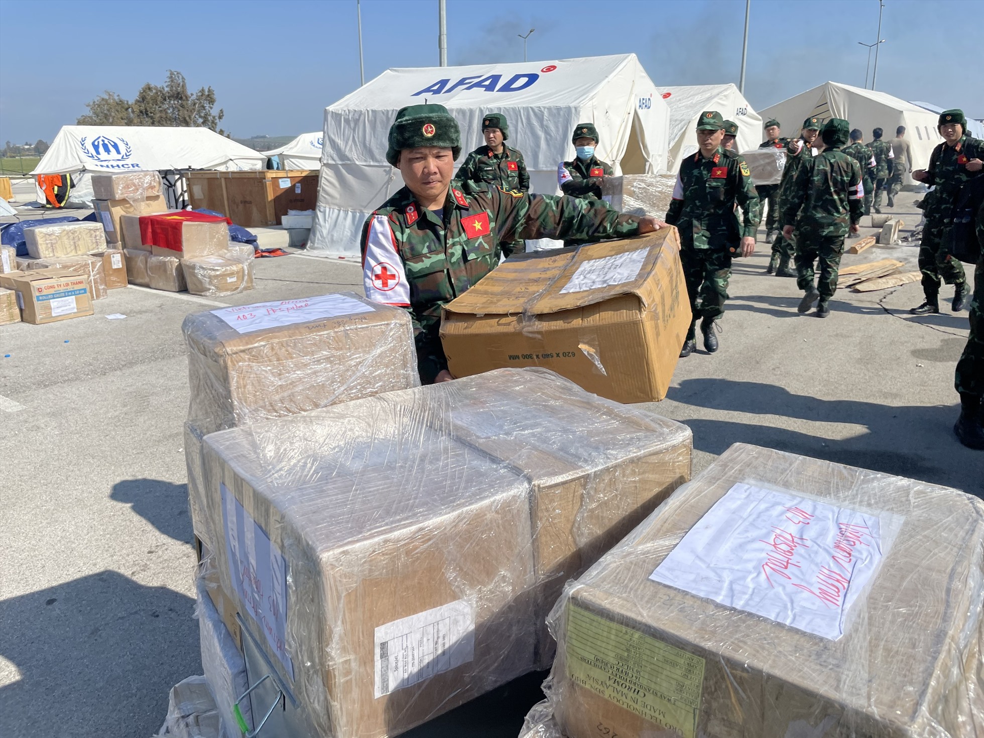 Đoàn cứu hộ của Quân đội Nhân dân Việt Nam chuẩn bị đồ đạc, trang thiết bị và vật chất để cơ động ra sân bay. Ảnh: Văn Hiếu