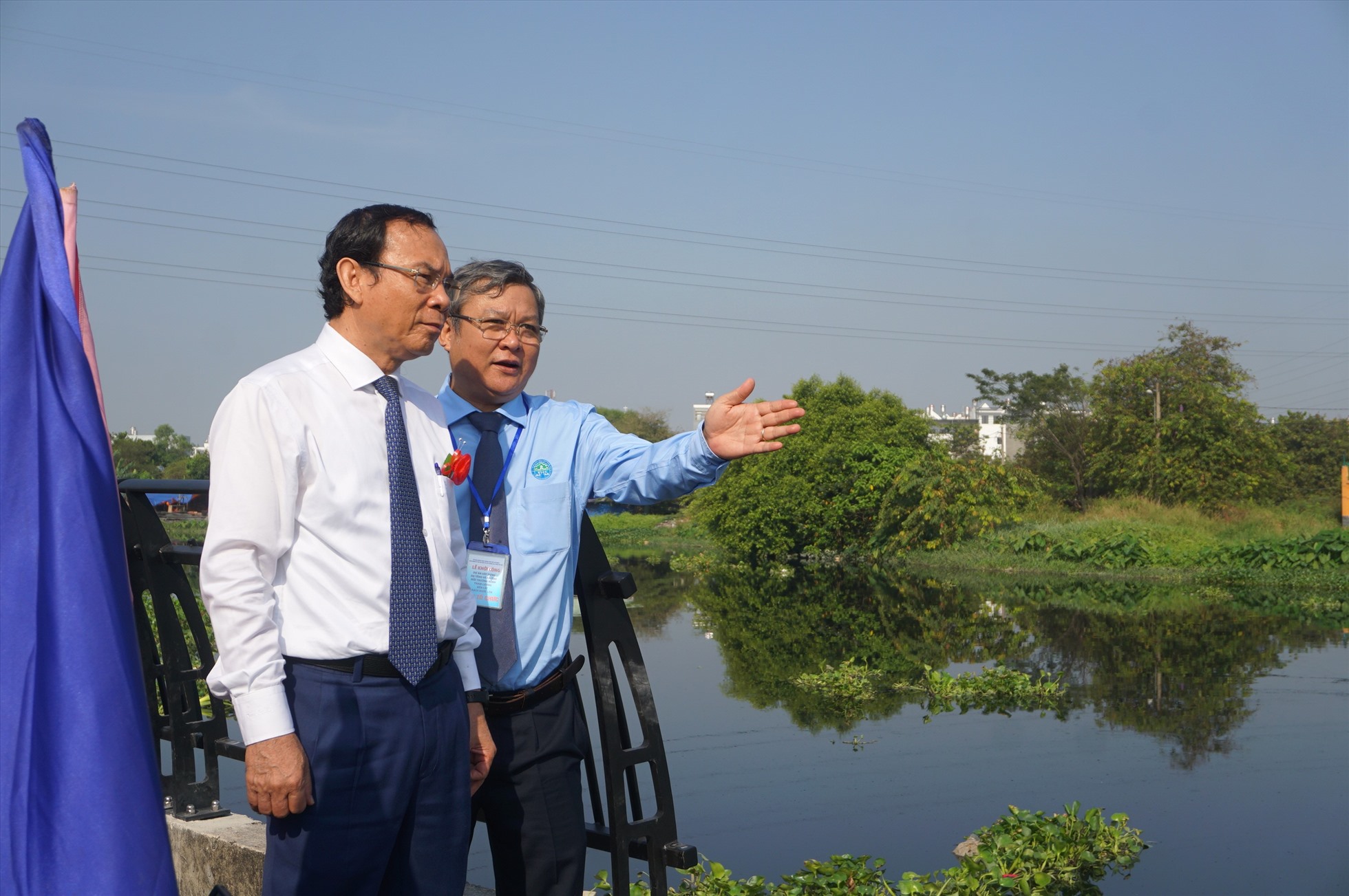 Bí thư Thành ủy TPHCM Nguyễn Văn Nên khảo sát dự án kênh Tham Lương - Bến Cát - rạch Nước Lên.  Ảnh: Minh Quân